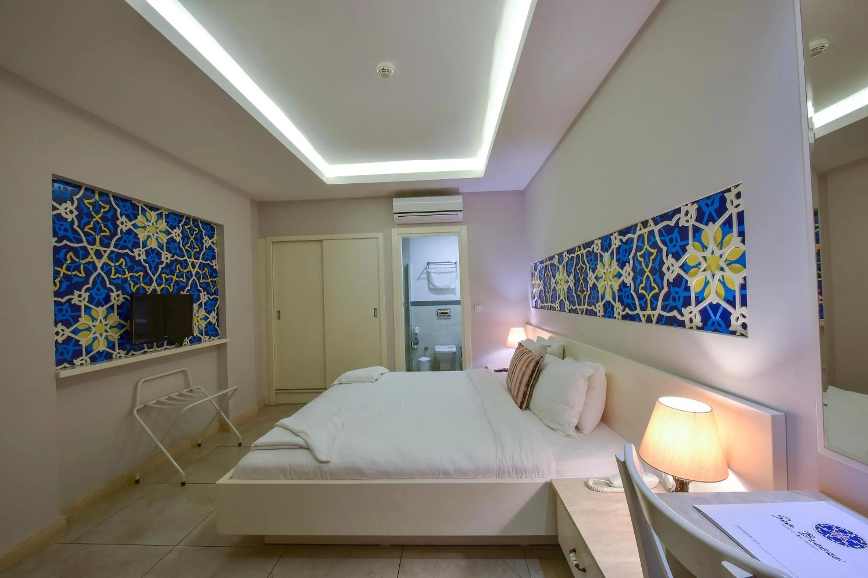 Bed in Sea Breeze Hotel and Apartments