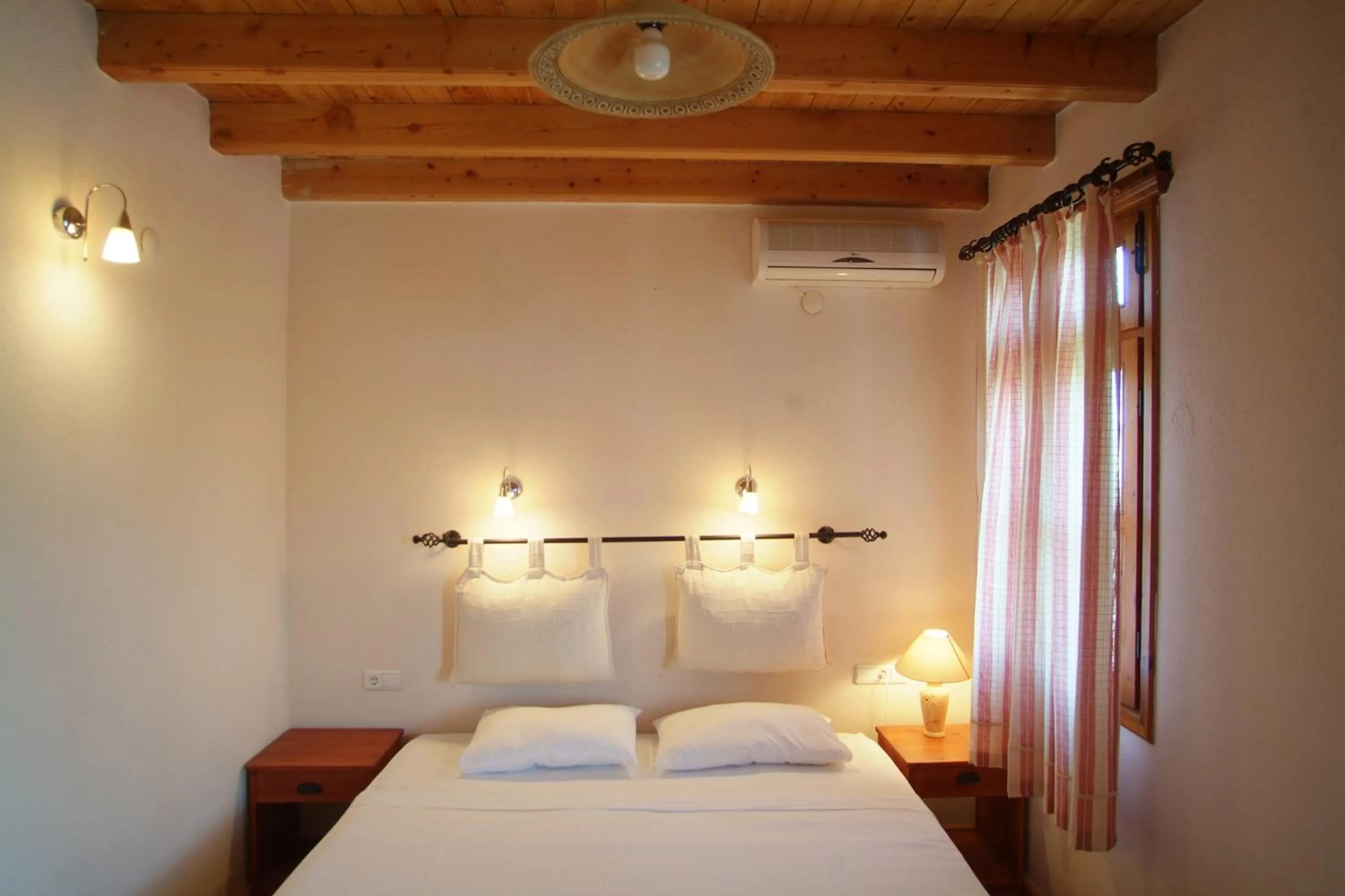 Bed in Sea Breeze Hotel and Apartments