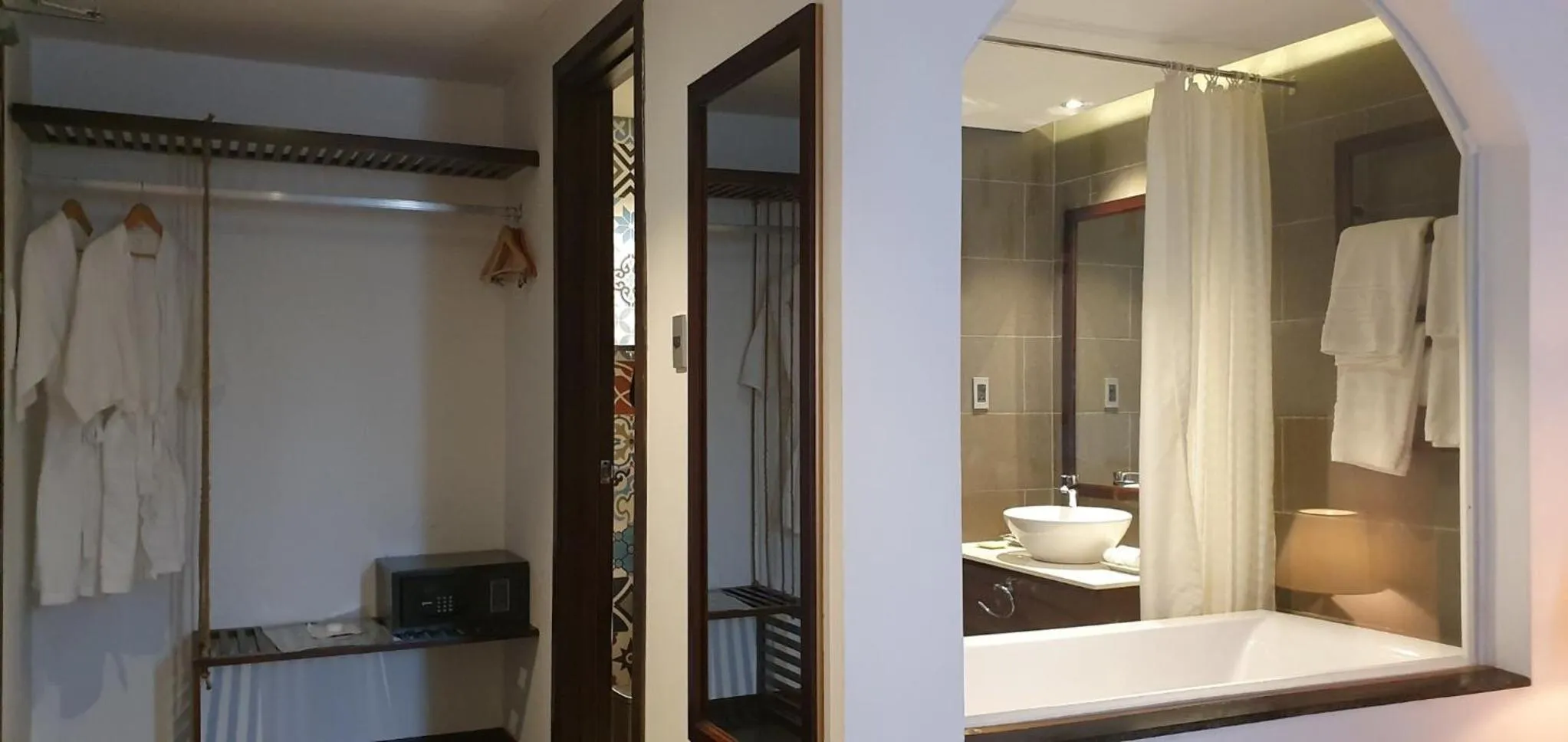 Shower in Santori Hotel Da Nang Bay