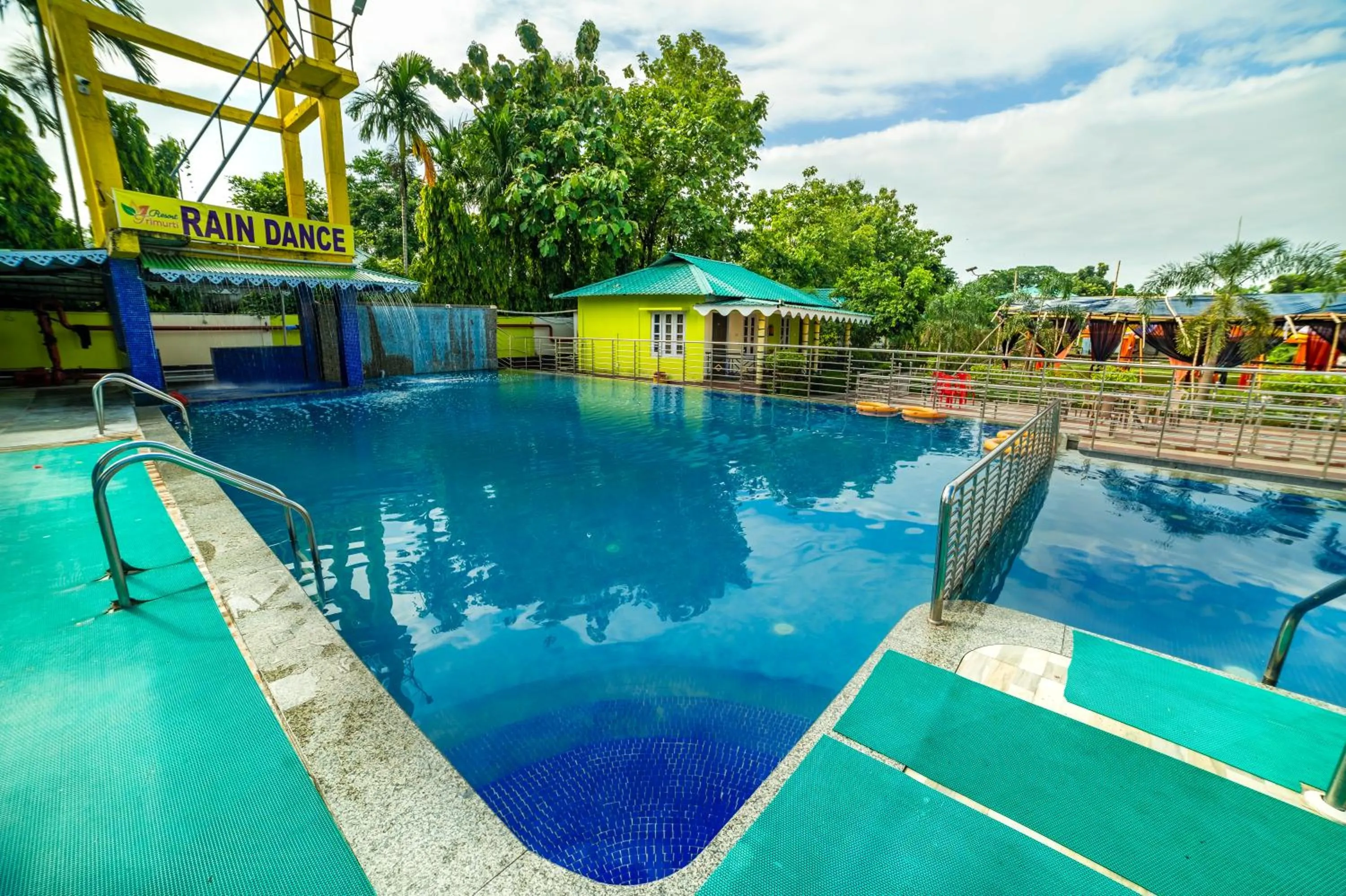 Swimming pool in Resort Trimurti