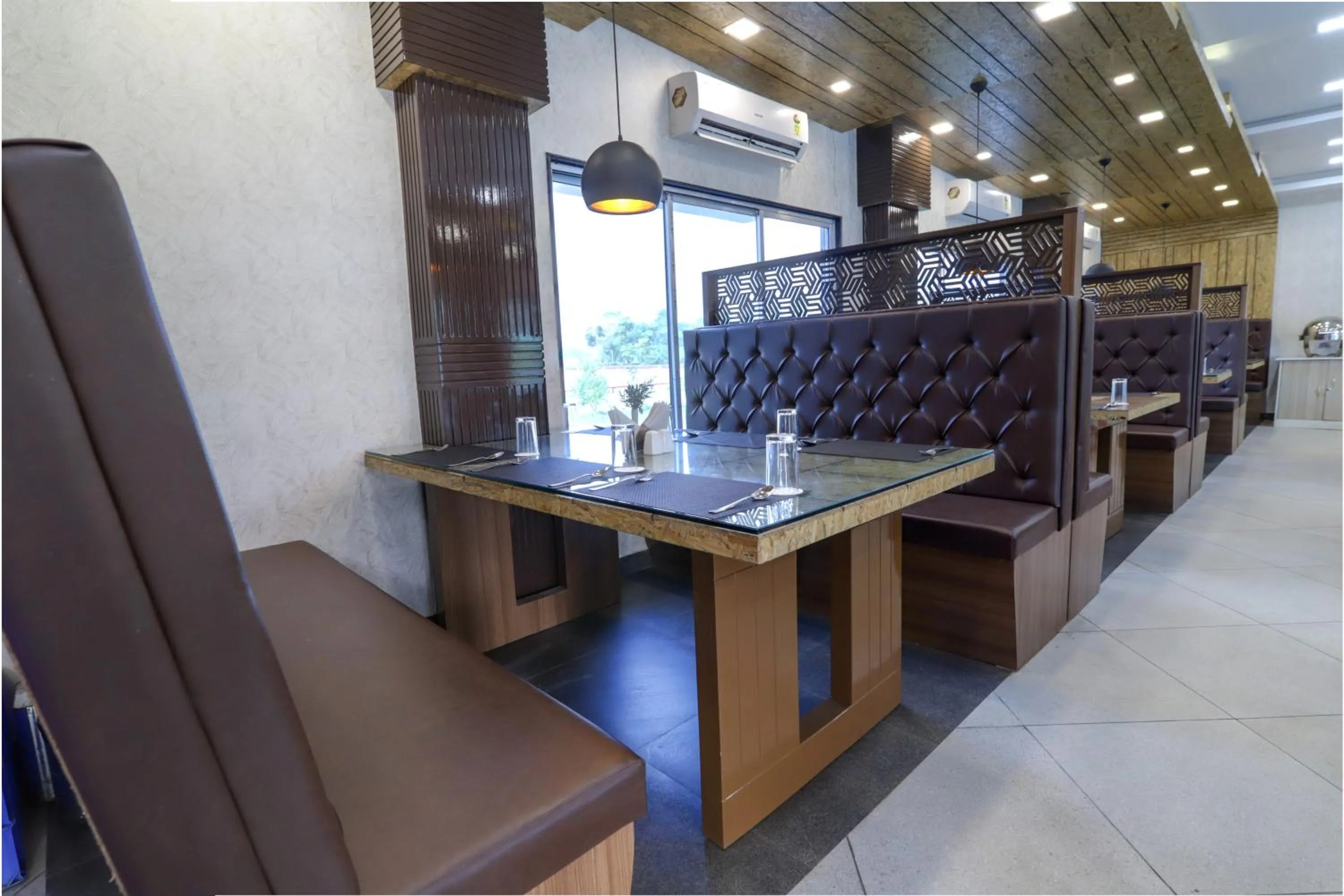 Restaurant/places to eat in Resort Trimurti