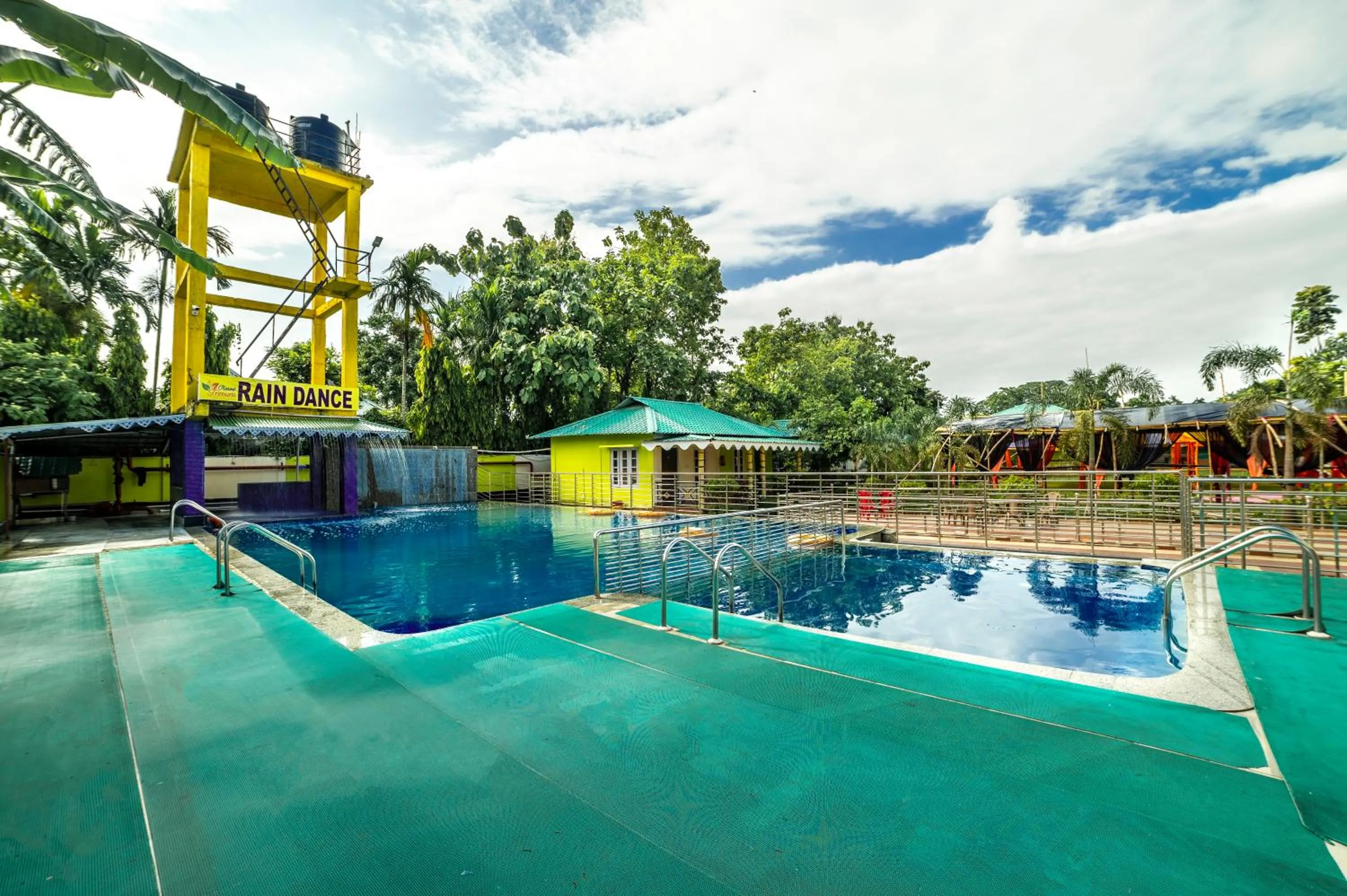 Swimming pool in Resort Trimurti