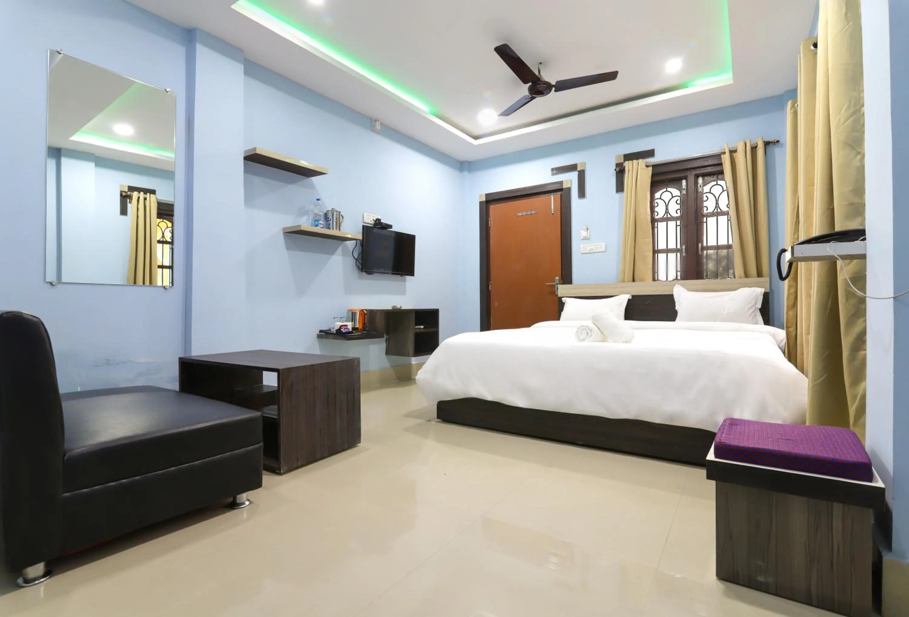 Photo of the whole room, Bed in Resort Trimurti