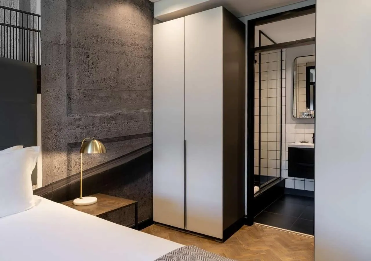 wardrobe, Bed in The Onyx Apartment Hotel by NEWMARK