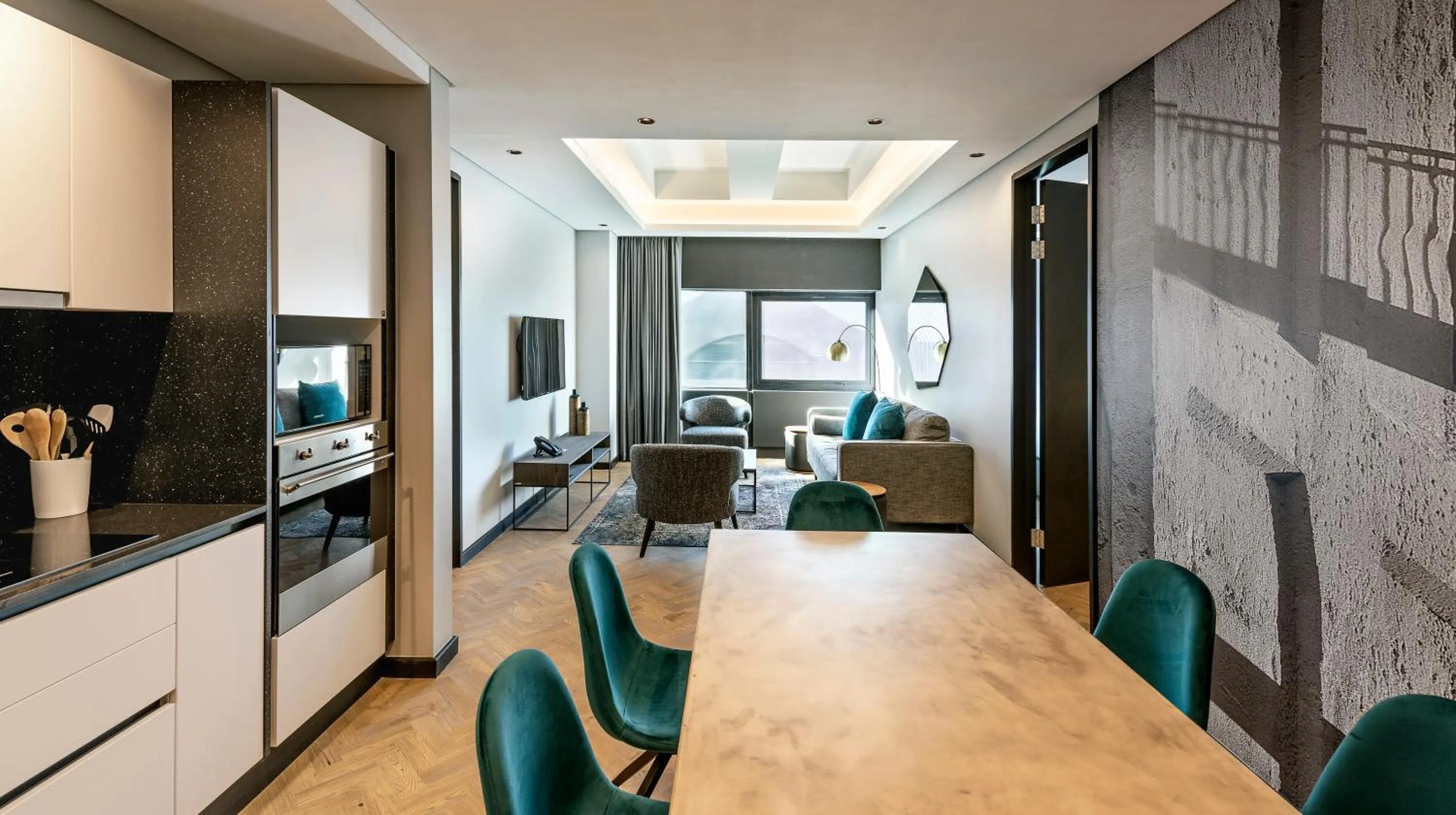 TV and multimedia in The Onyx Apartment Hotel by NEWMARK