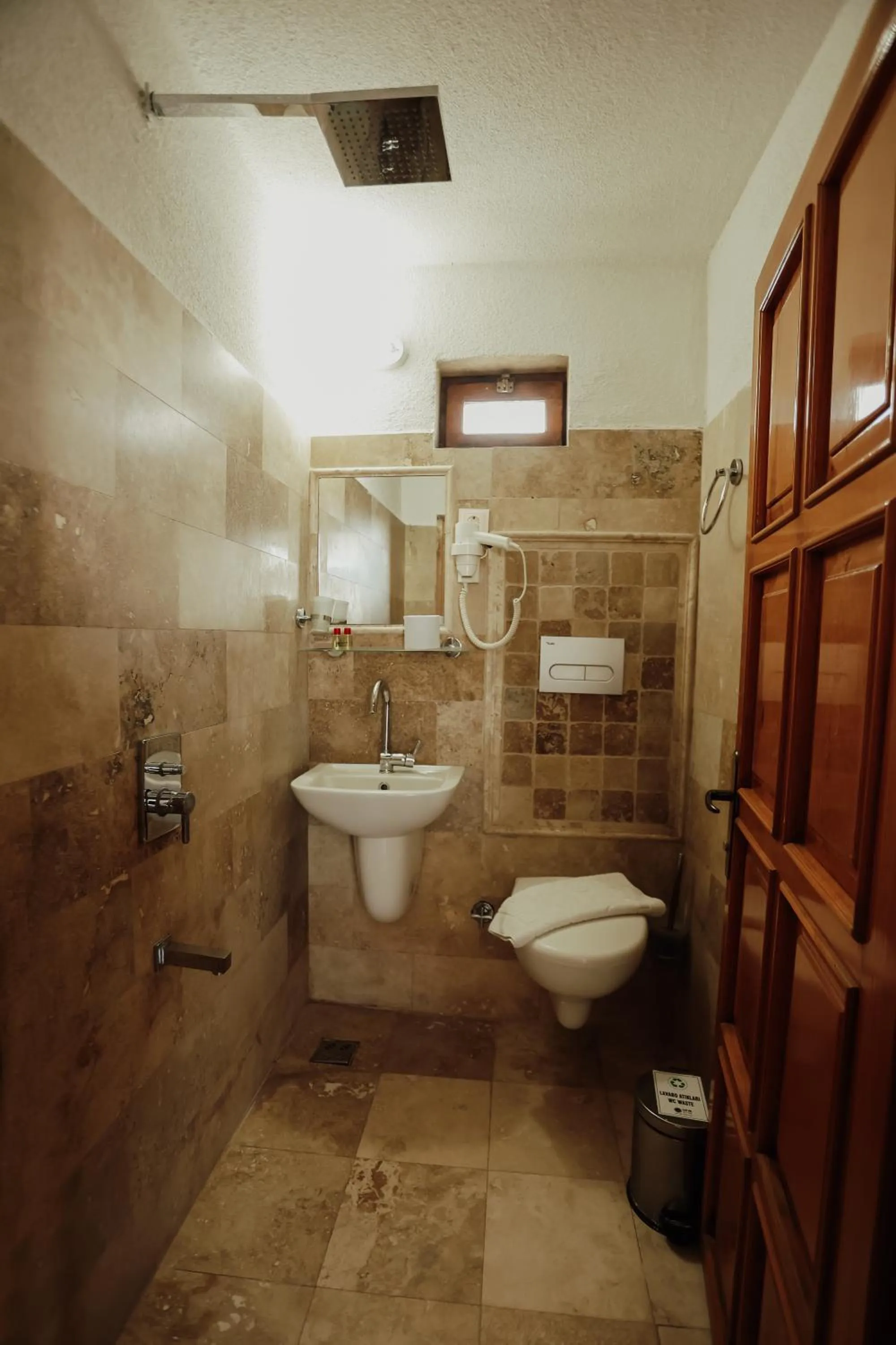 Shower in Kookaburra Hotel