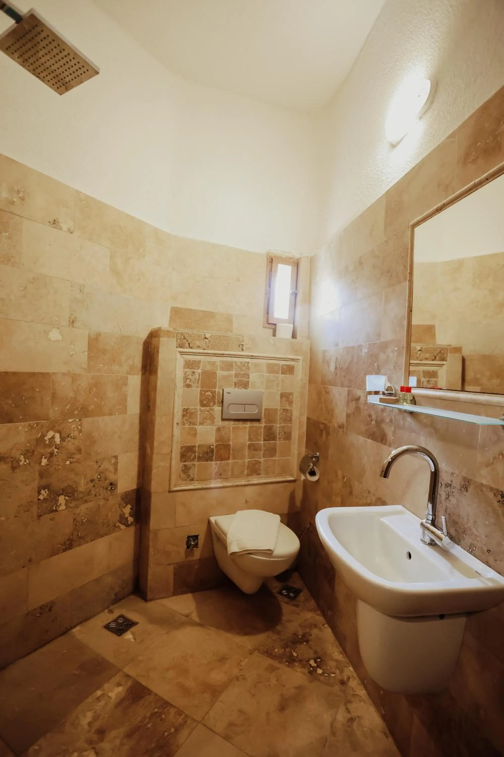 Shower in Kookaburra Hotel