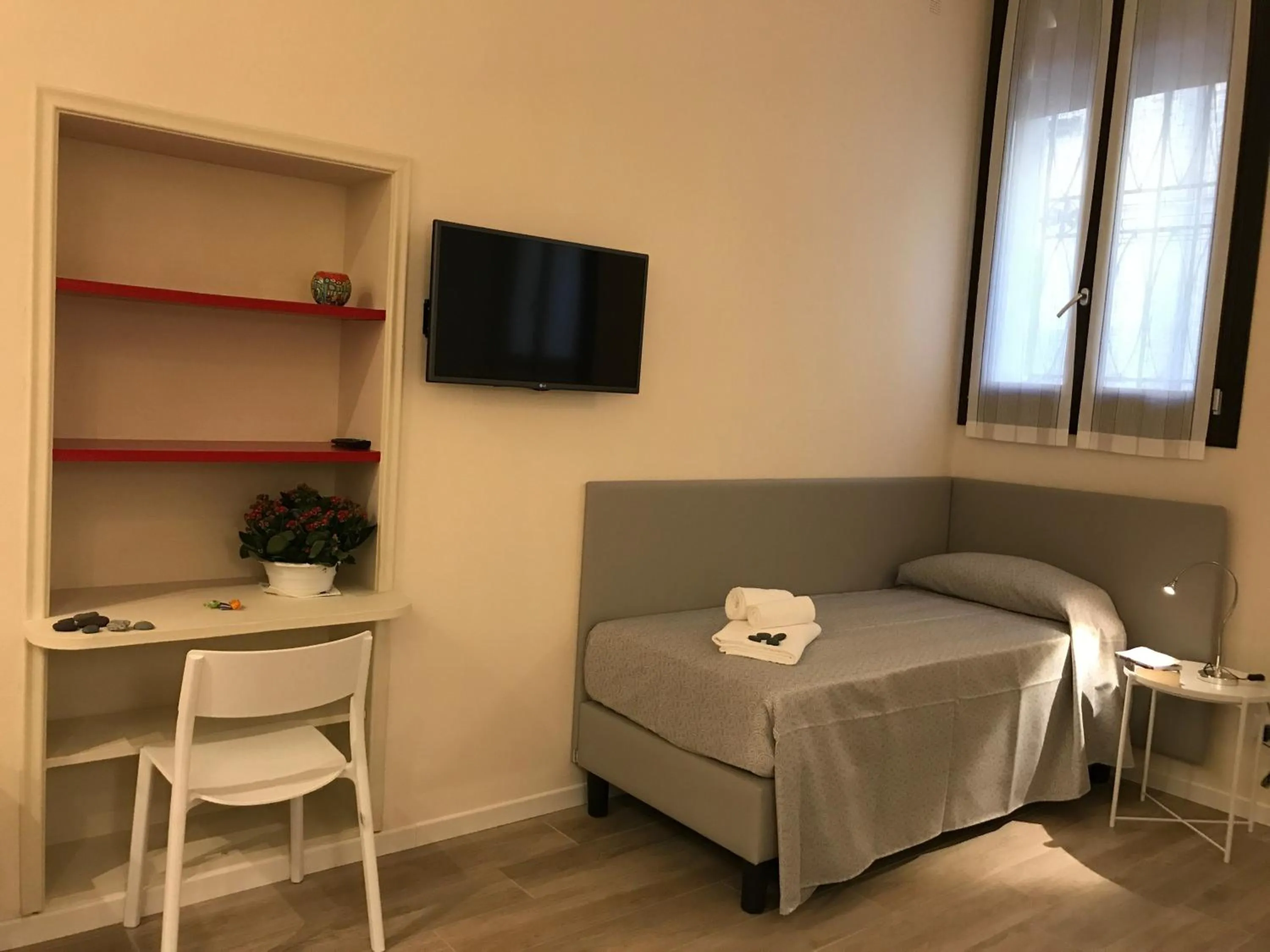 Bed in Honey Rooms Ferrara