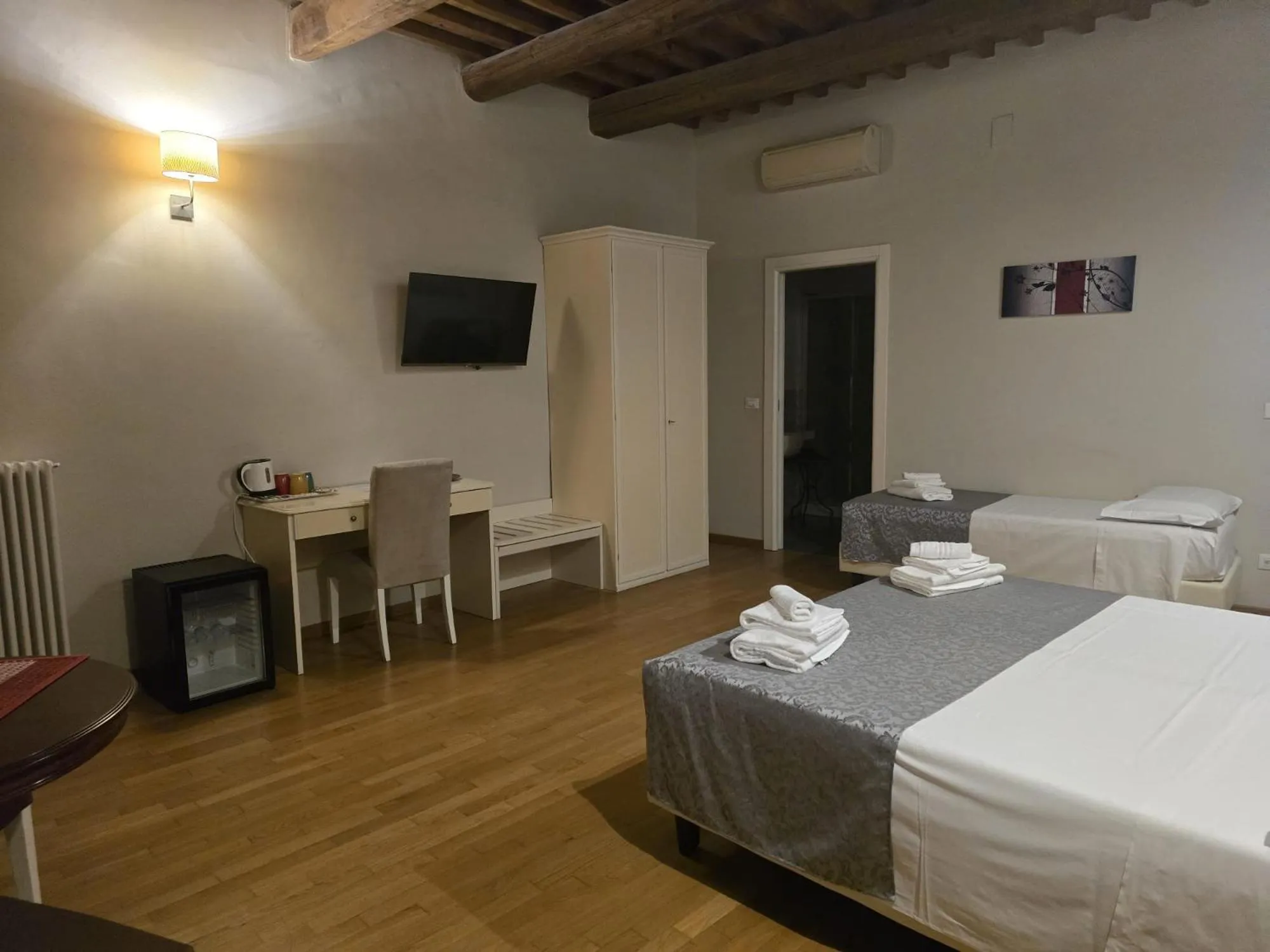 Photo of the whole room, Bed in Honey Rooms Ferrara