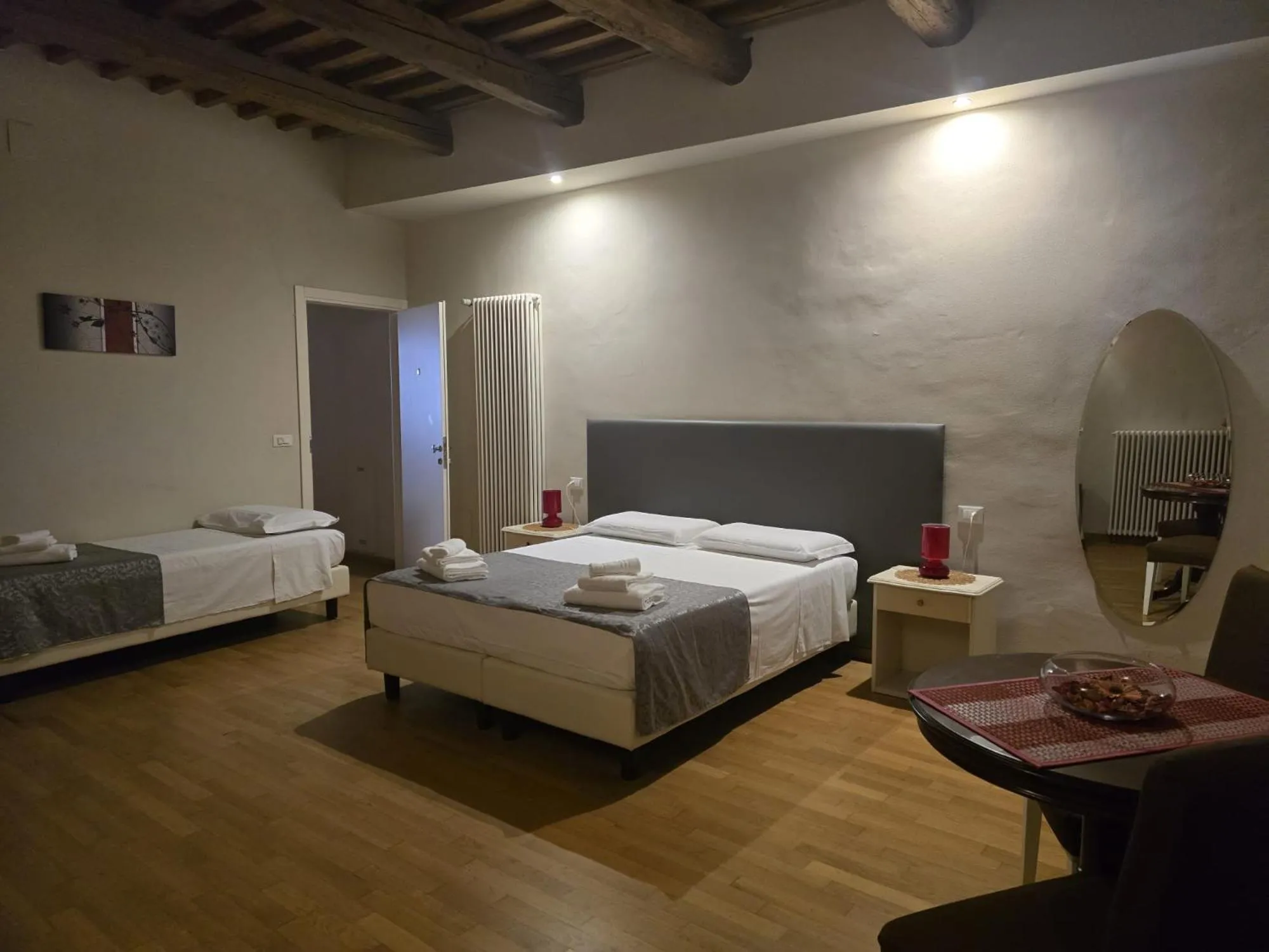 Photo of the whole room, Bed in Honey Rooms Ferrara
