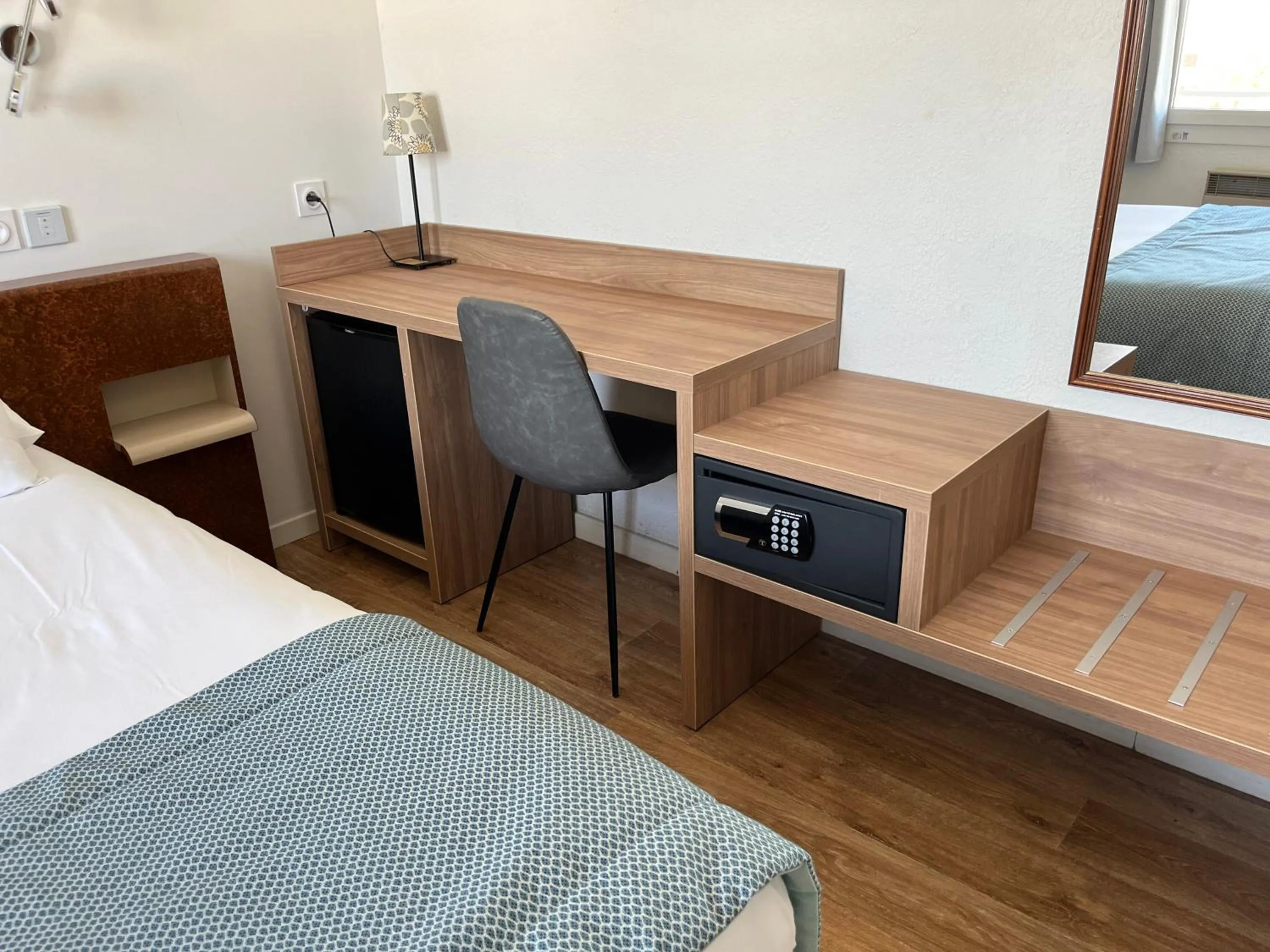 Bedroom, Bed in Hôtel Le Mirage