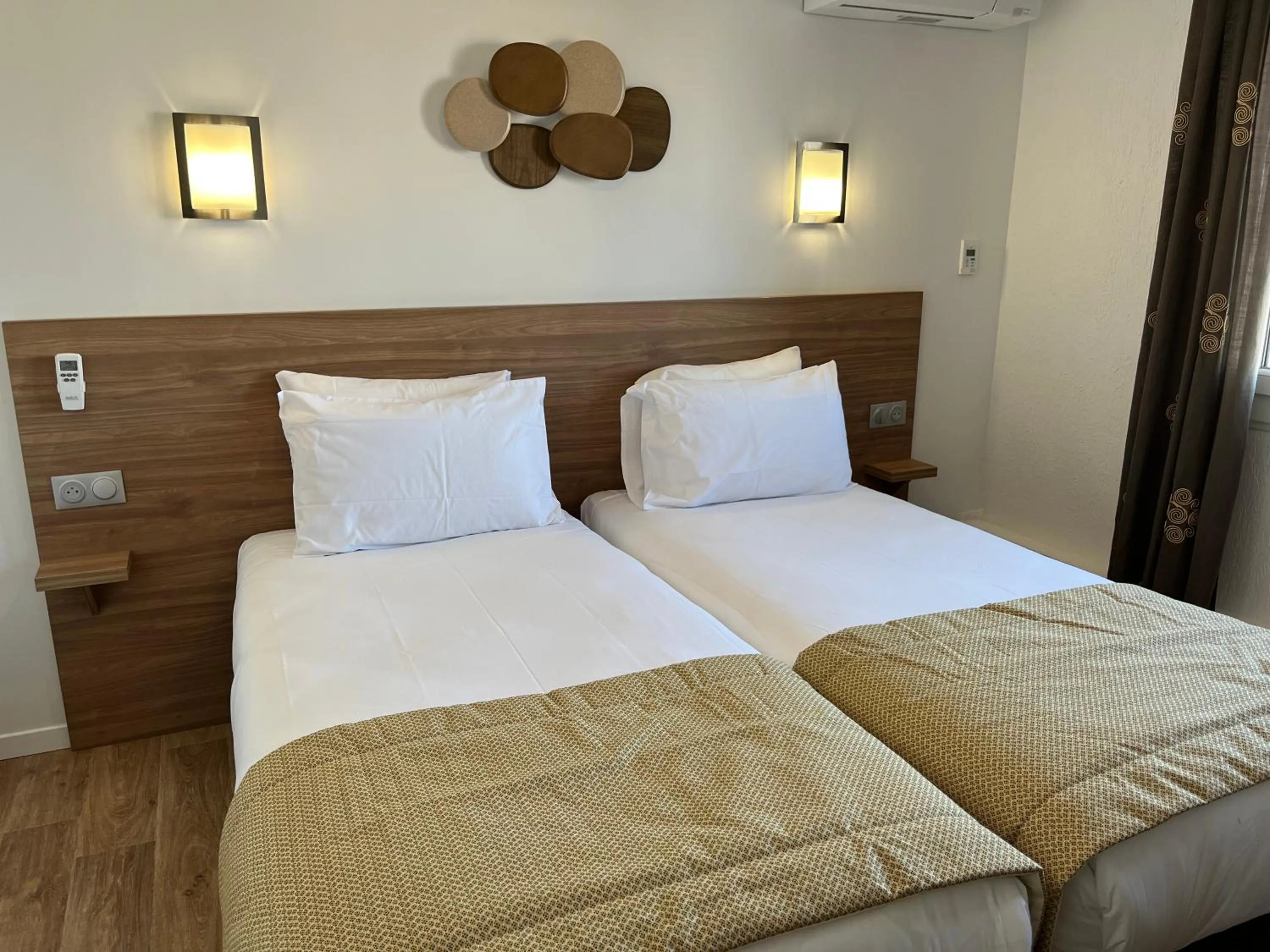 Bedroom, Bed in Hôtel Le Mirage