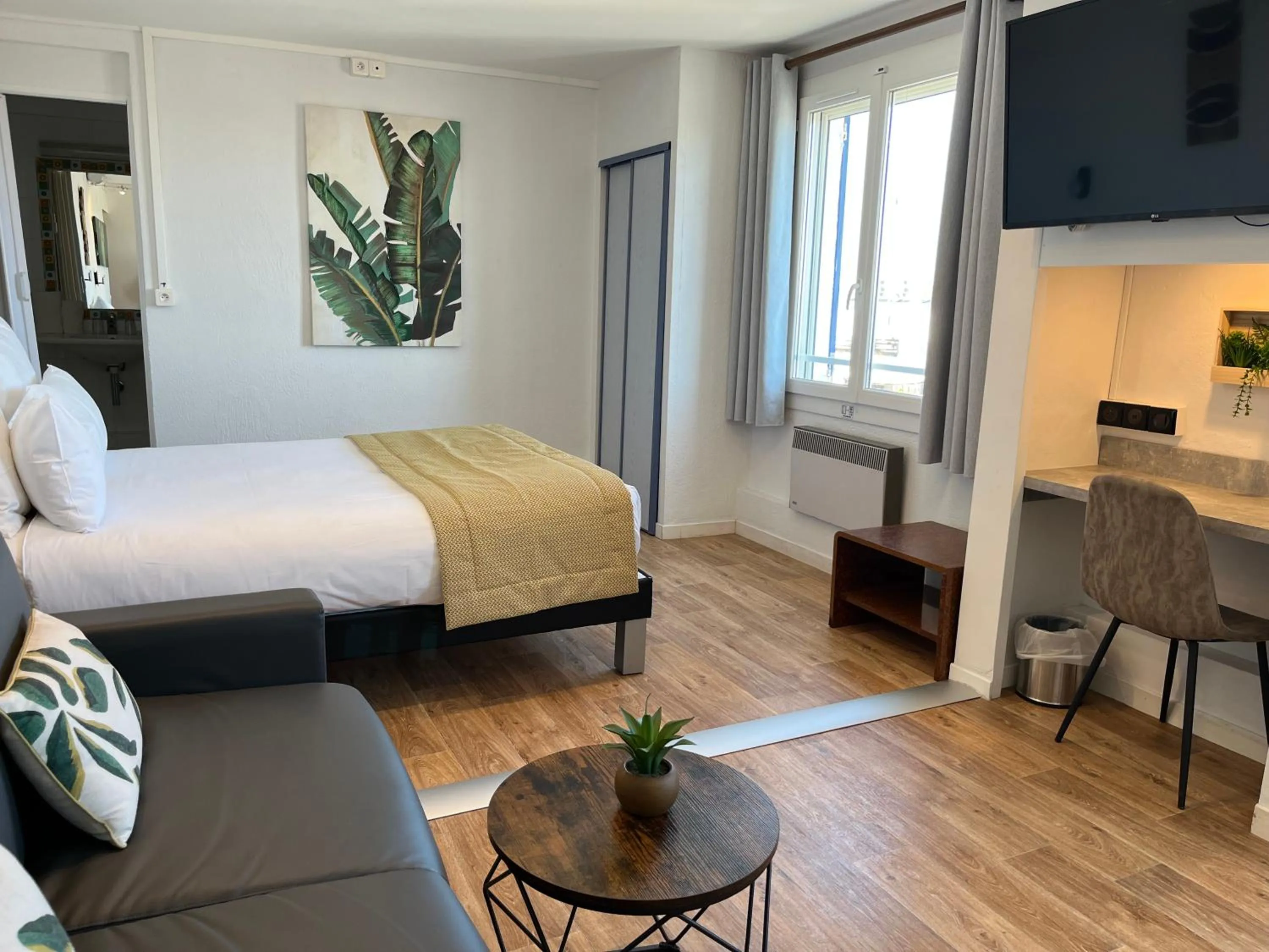 Bedroom, Bed in Hôtel Le Mirage