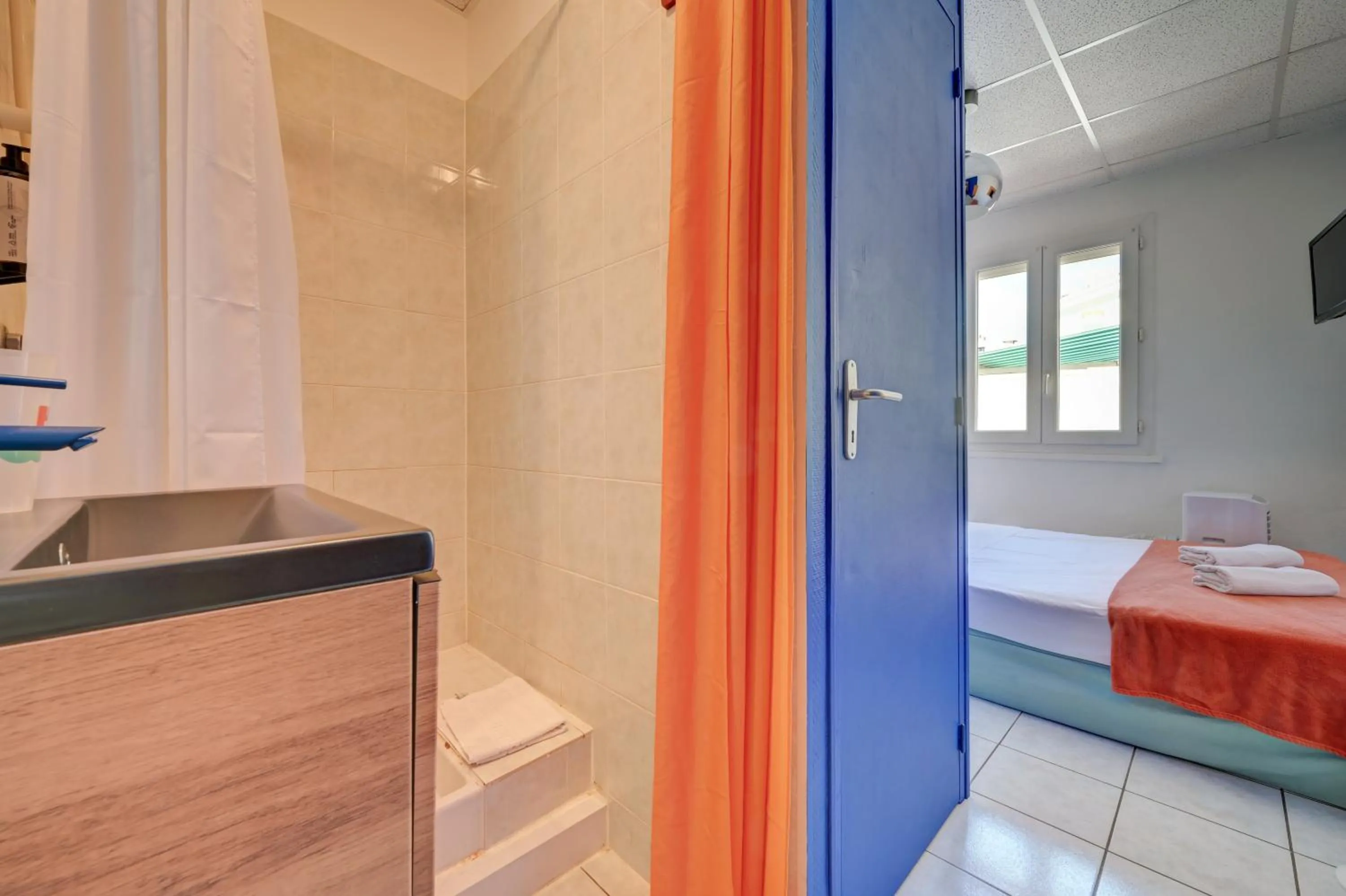 Bathroom, Bed in Hotel Camille