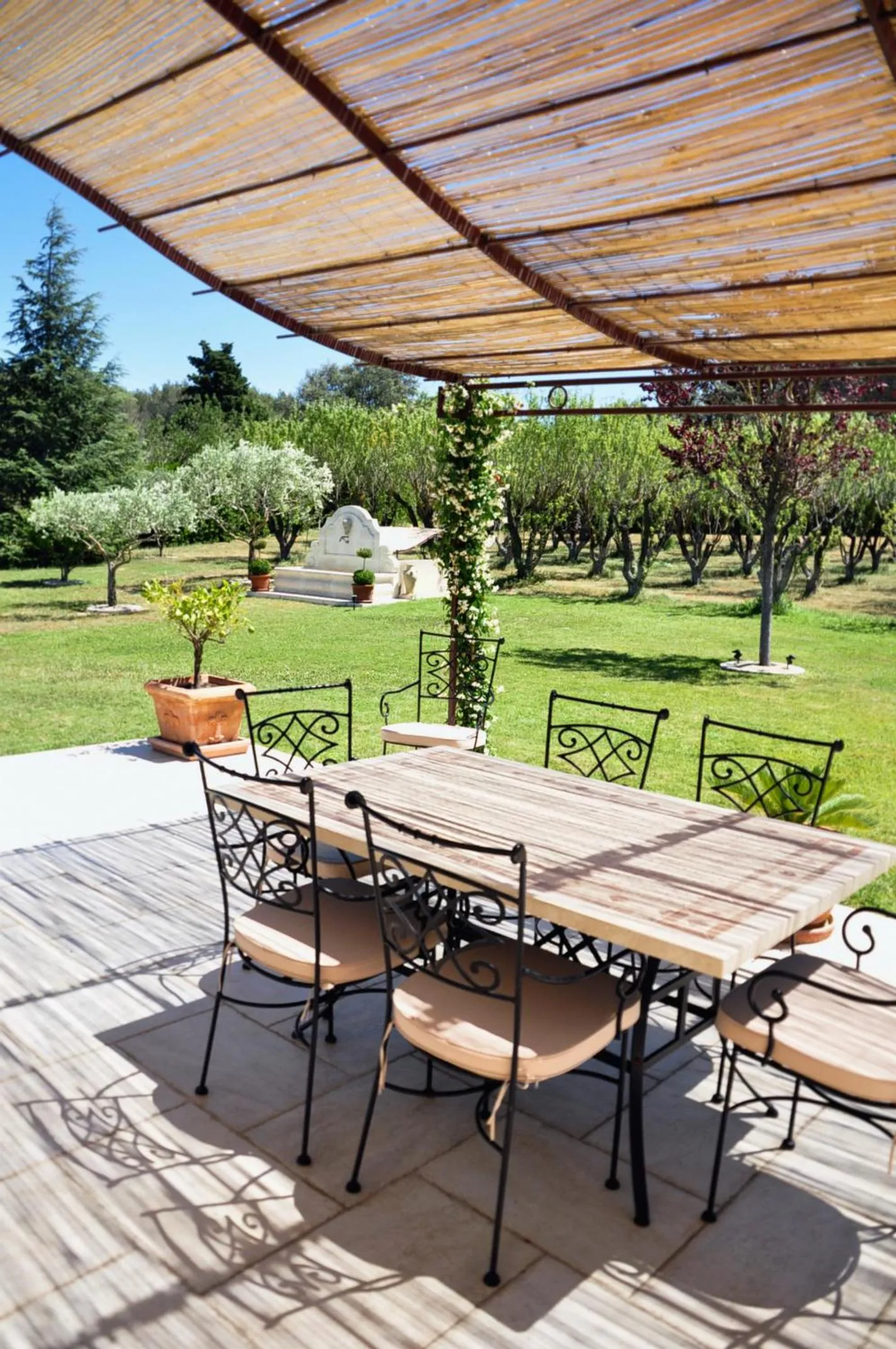 Garden view in Le Jardin des Amandiers