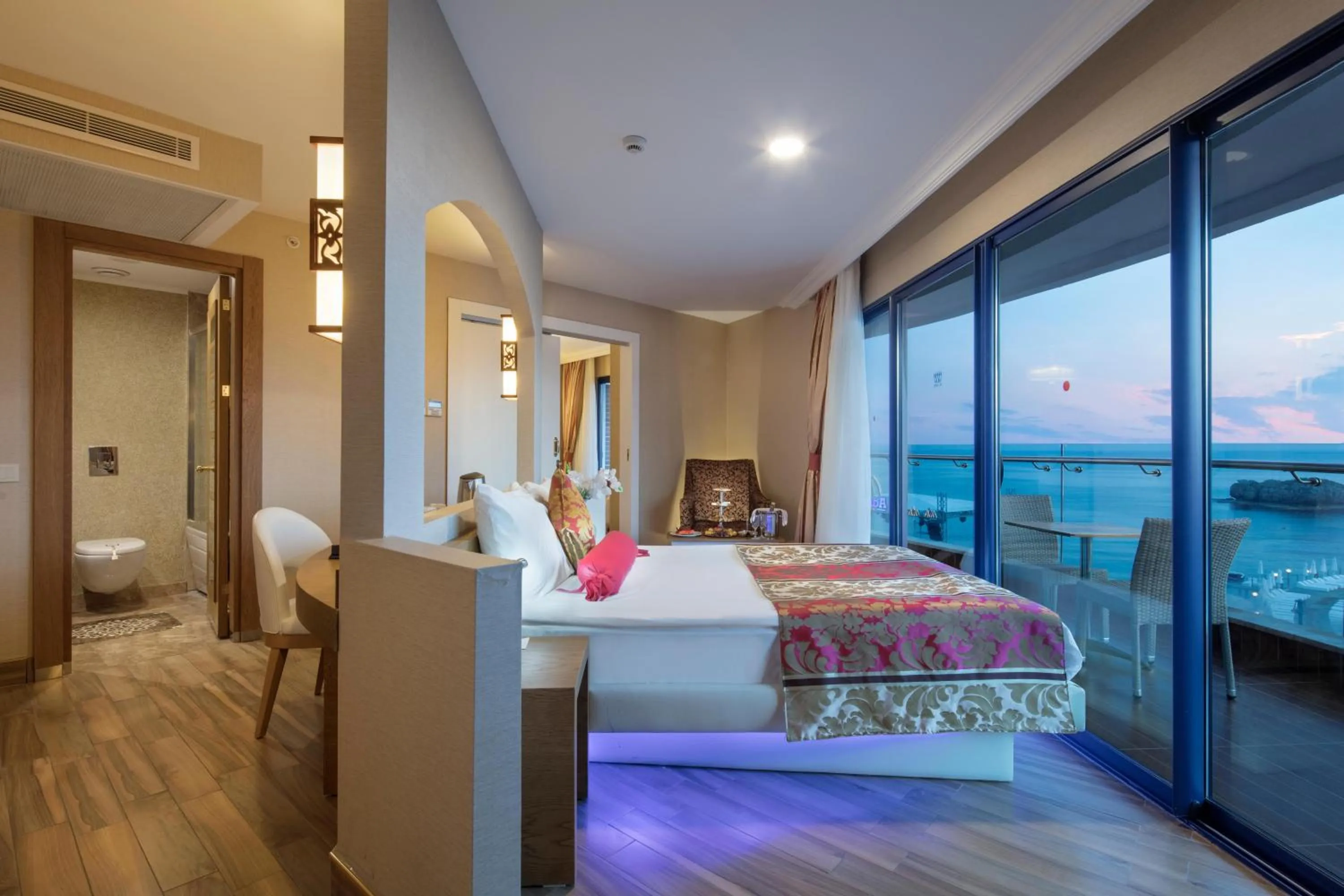 Photo of the whole room, Bed in Granada Luxury Okurcalar