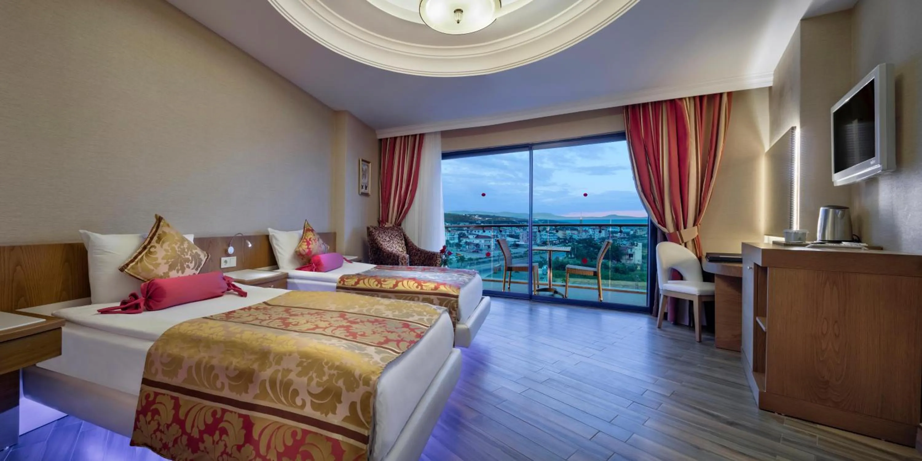 Photo of the whole room, Bed in Granada Luxury Okurcalar