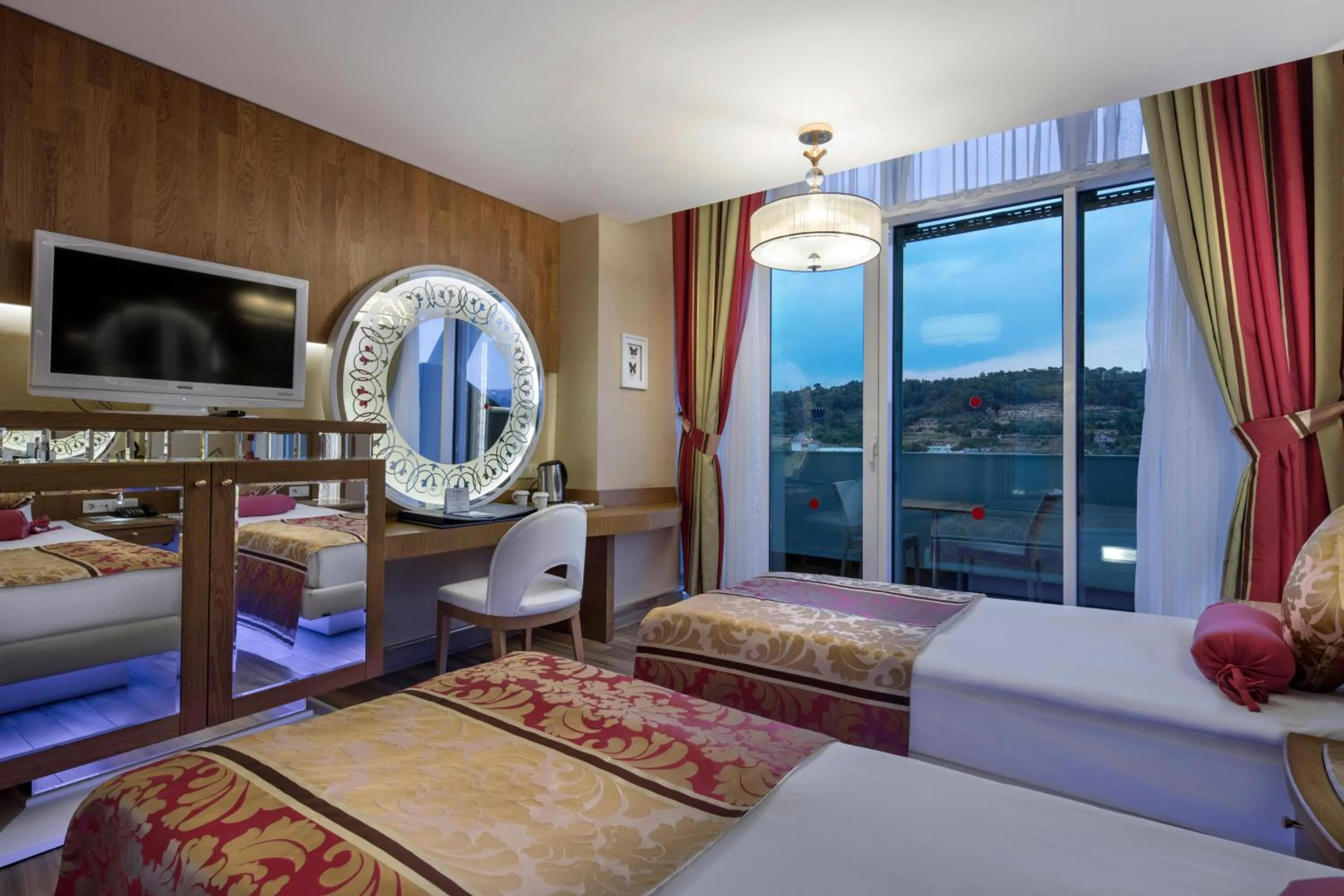 Photo of the whole room, Bed in Granada Luxury Okurcalar