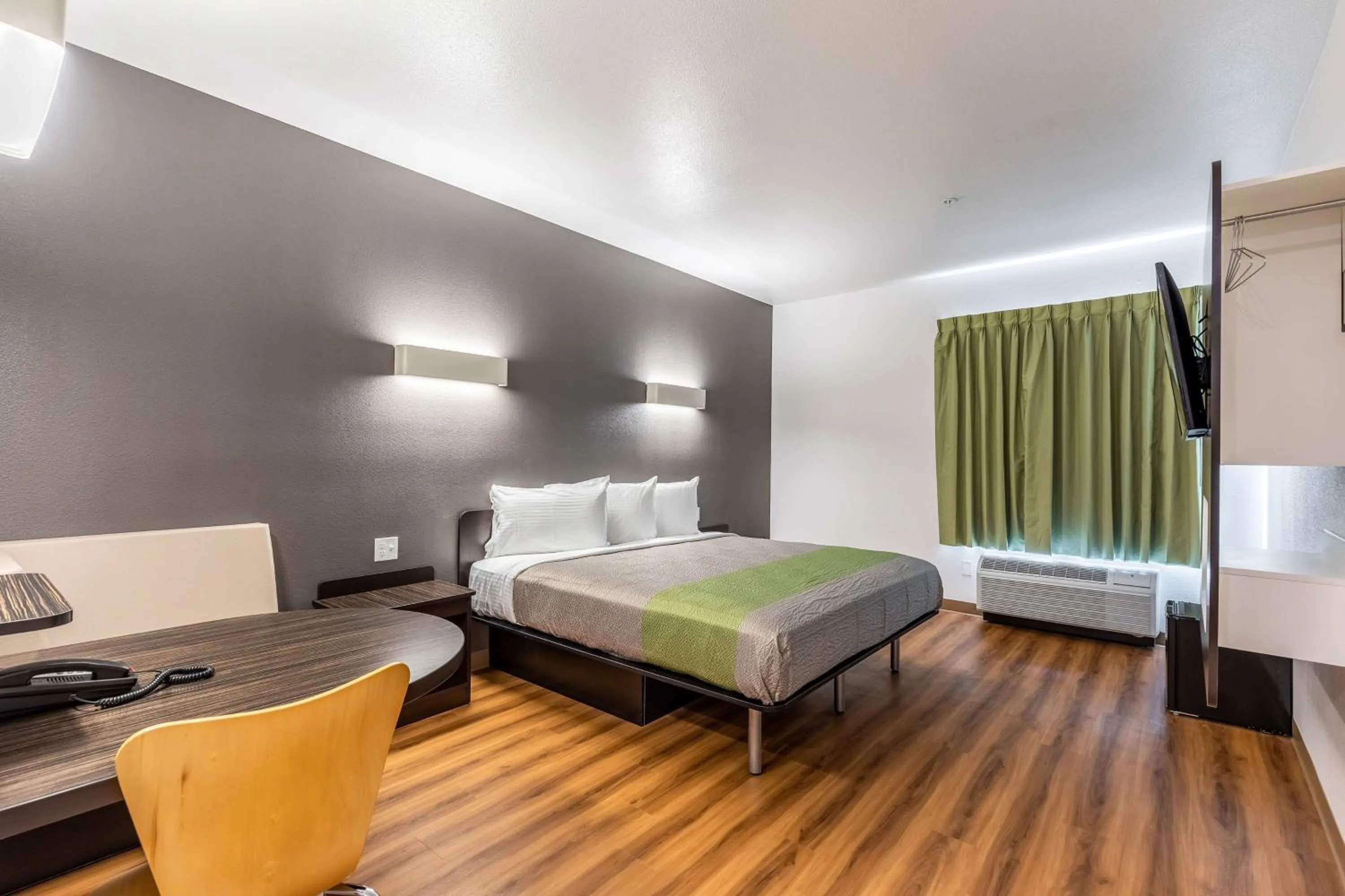 TV and multimedia, Bed in Motel 6-Las Vegas, NV - Motor Speedway