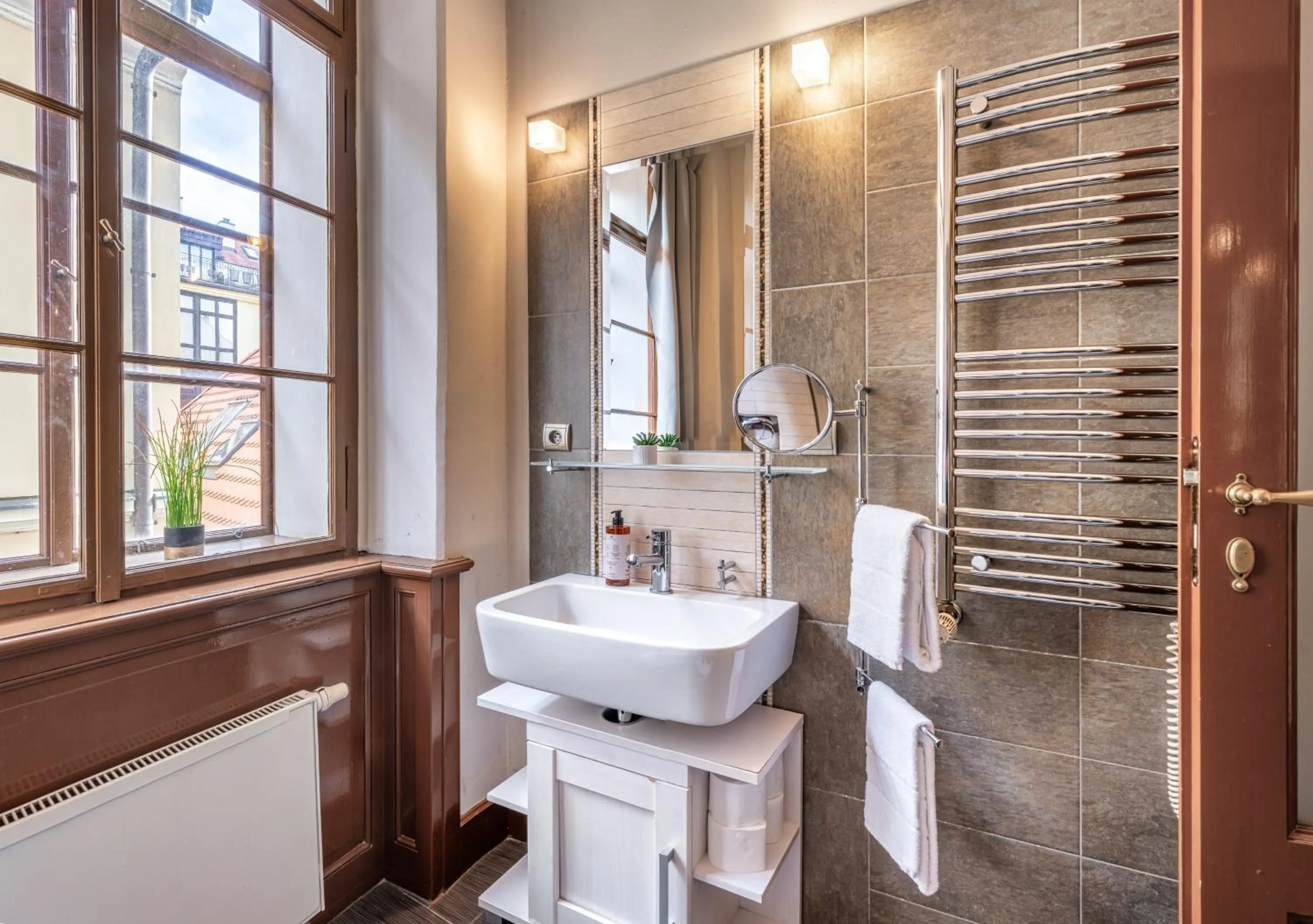 Bathroom in 3 Epoques Apartments by Adrez