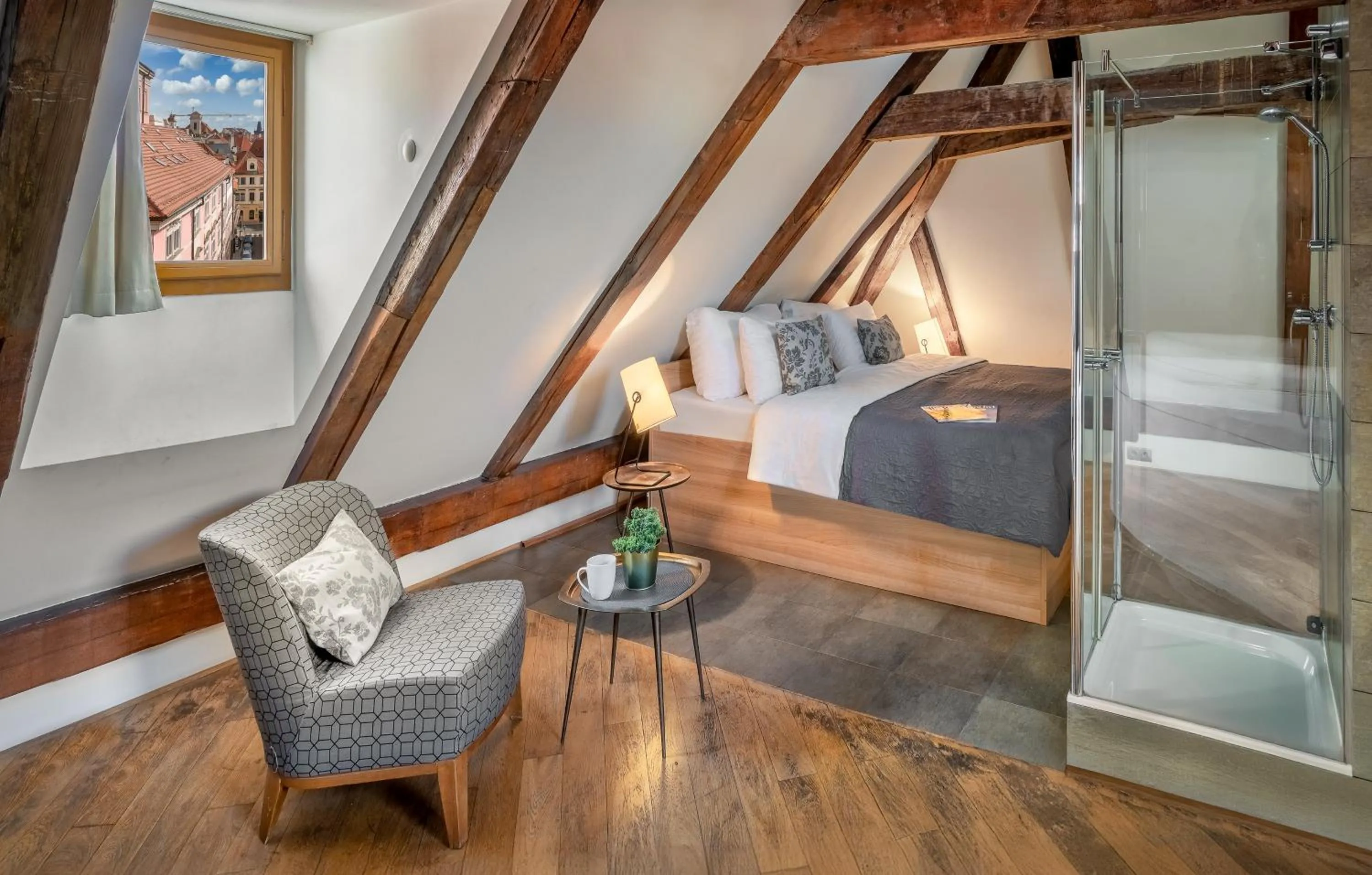 Shower, Bed in 3 Epoques Apartments by Adrez