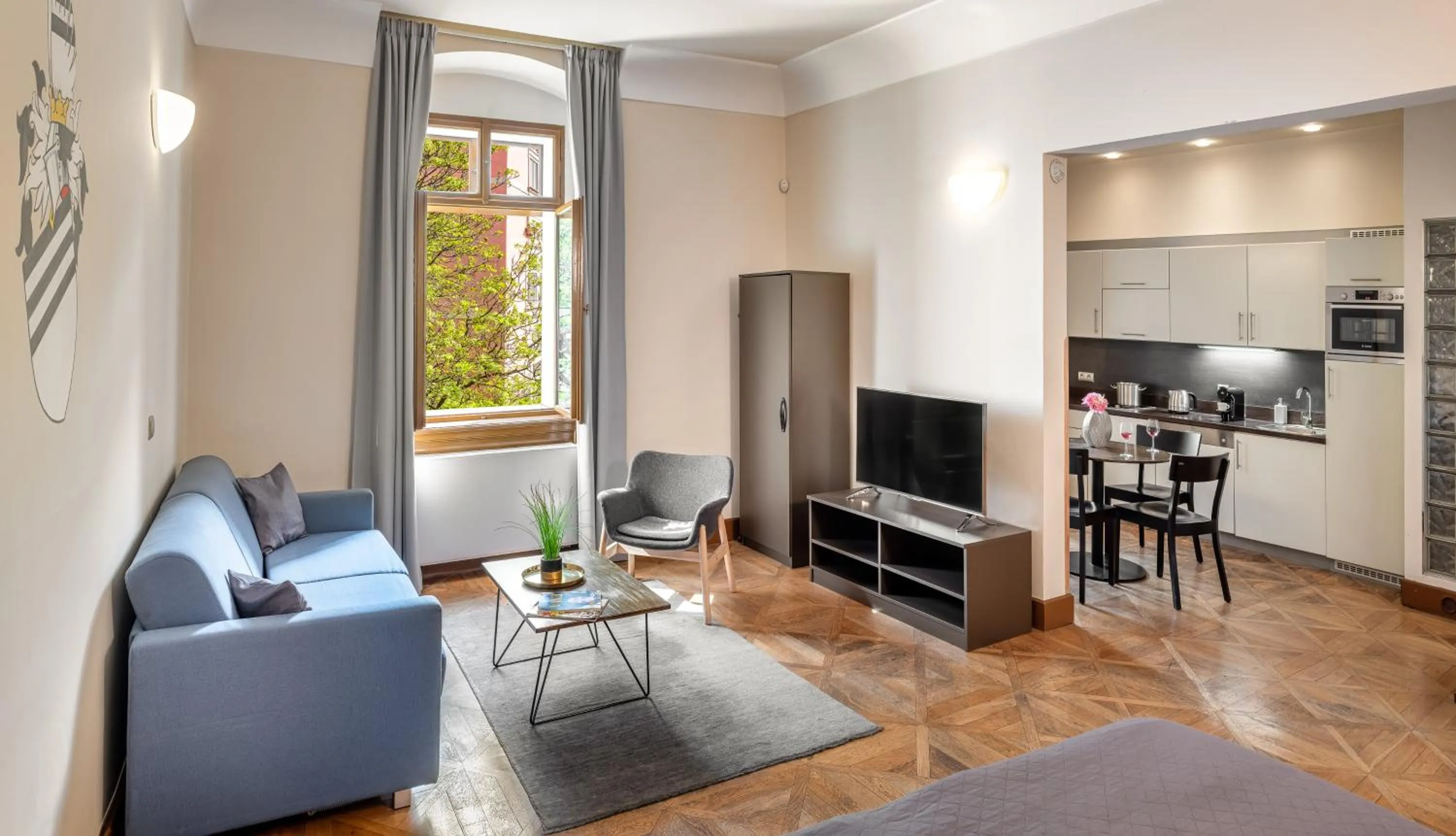 TV and multimedia in 3 Epoques Apartments by Adrez