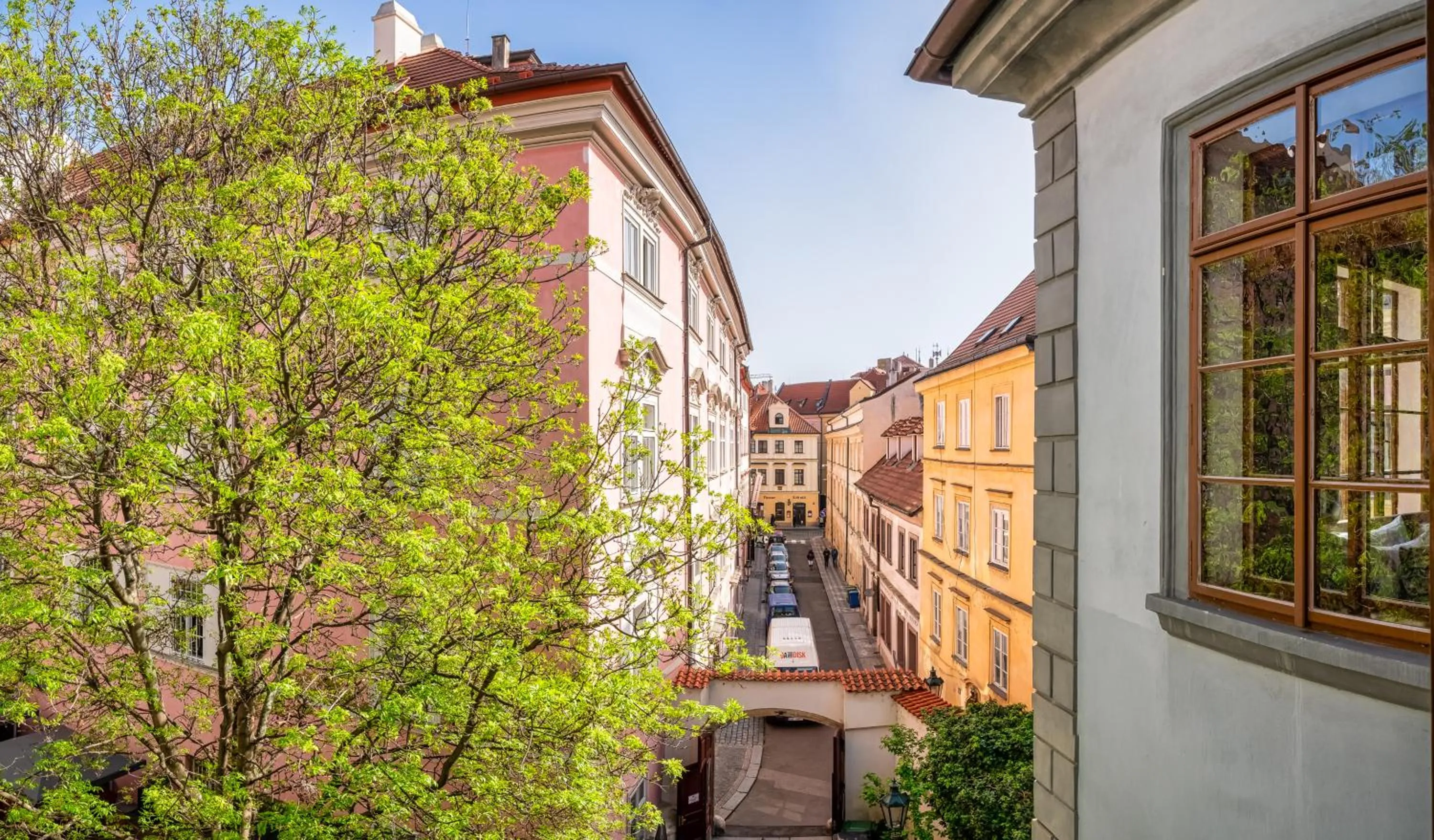 Neighbourhood in 3 Epoques Apartments by Adrez