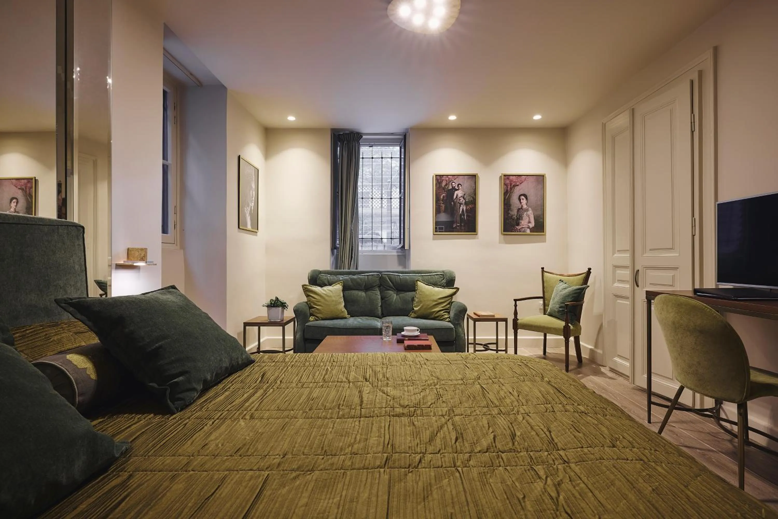 Seating area, Bed in Bohemian Suites Athens