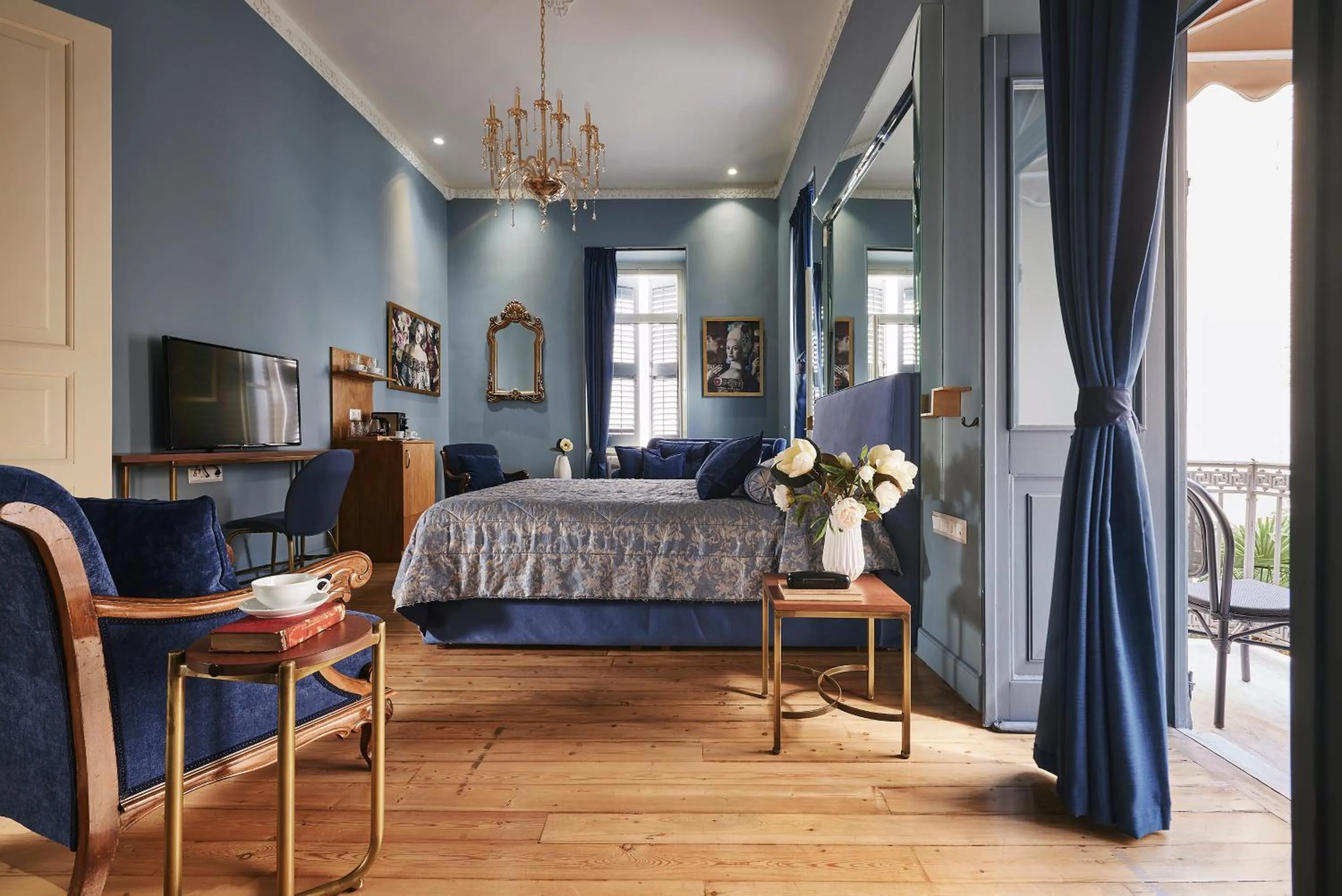 Balcony/Terrace, Bed in Bohemian Suites Athens