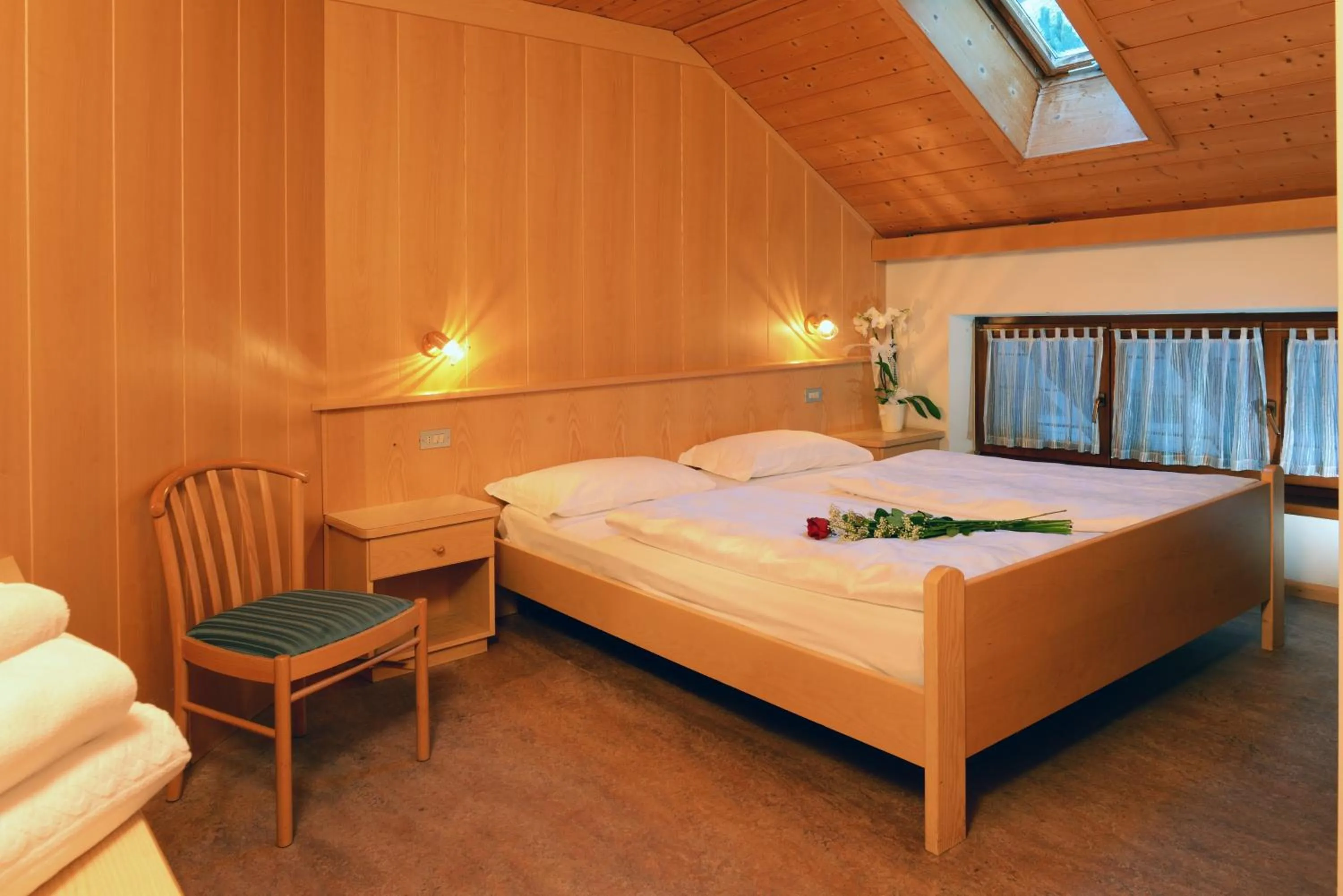 Bedroom, Bed in Hotel Casa Alpina - Alpin Haus