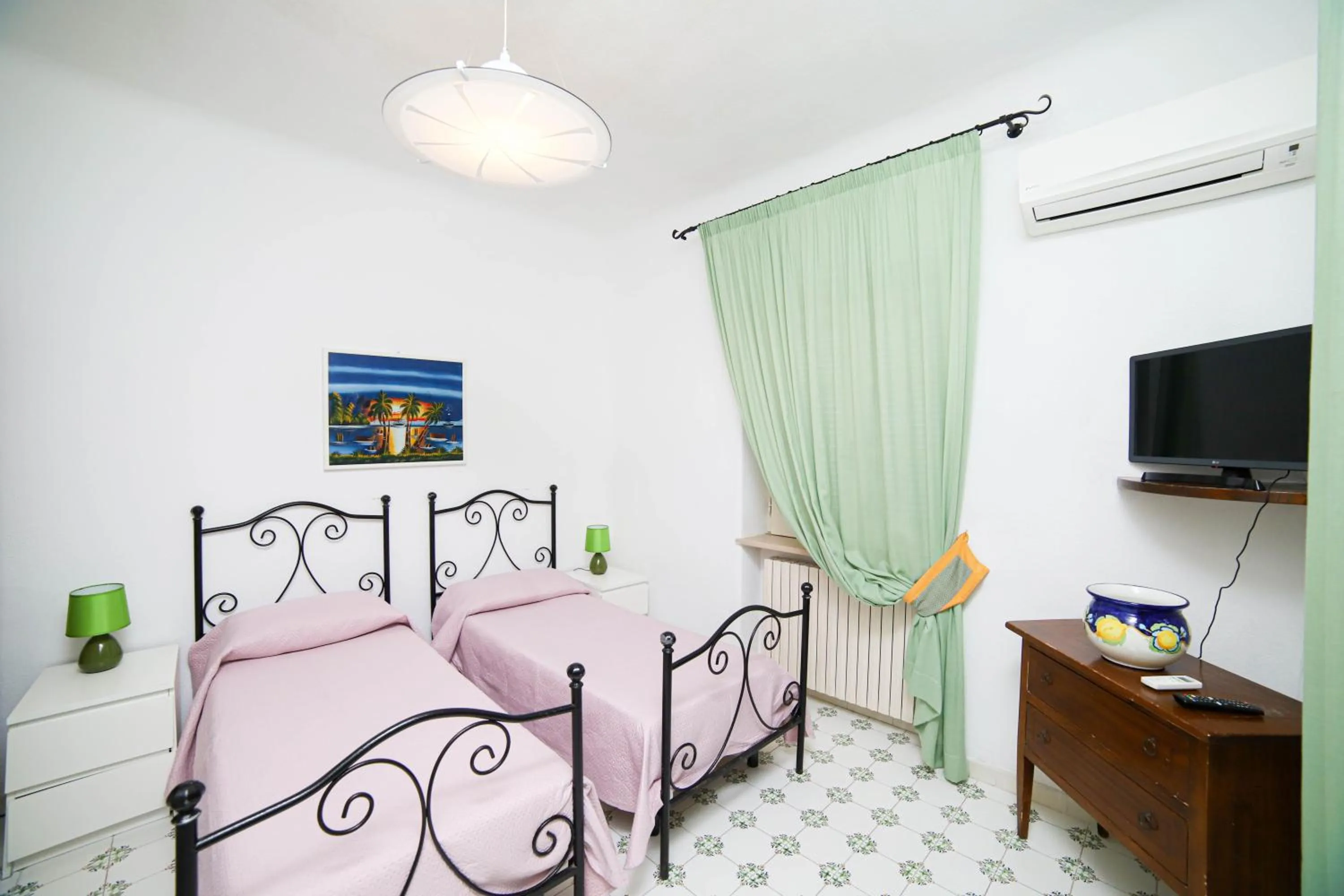 Photo of the whole room, Bed in Sweetposeidon