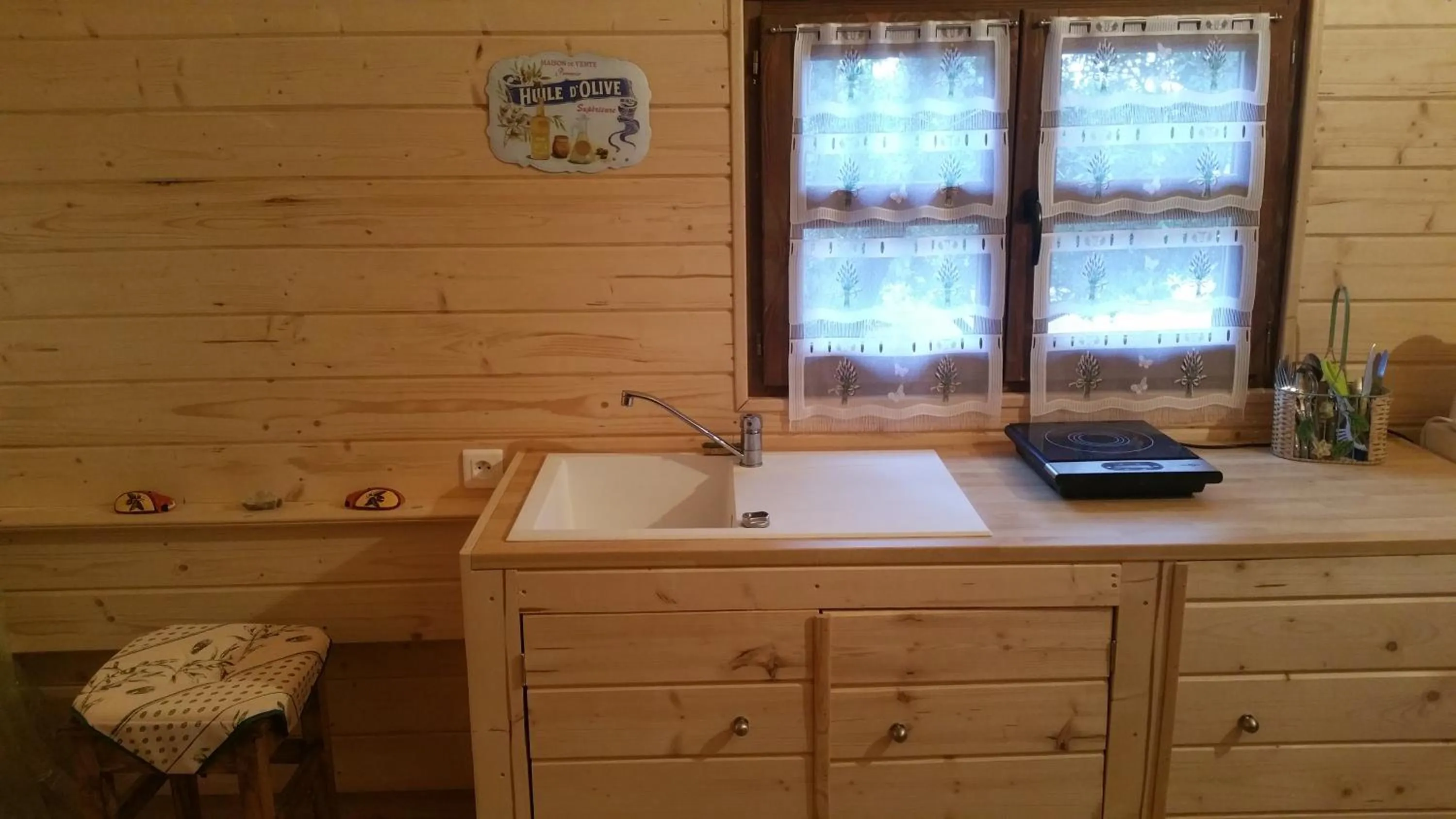 Kitchen or kitchenette in Les Arbousiers Village Hôtel Provençal