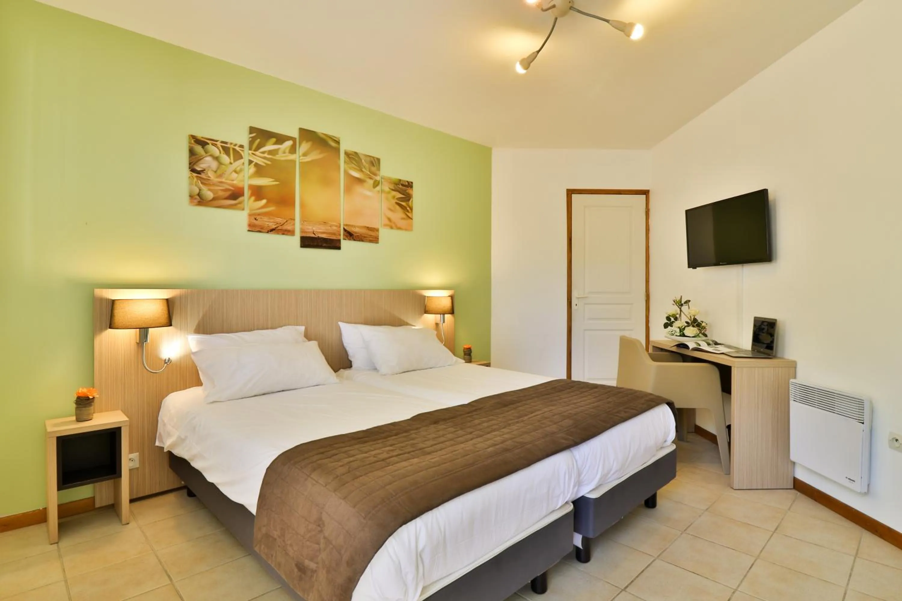 Photo of the whole room, Bed in Les Arbousiers Village Hôtel Provençal