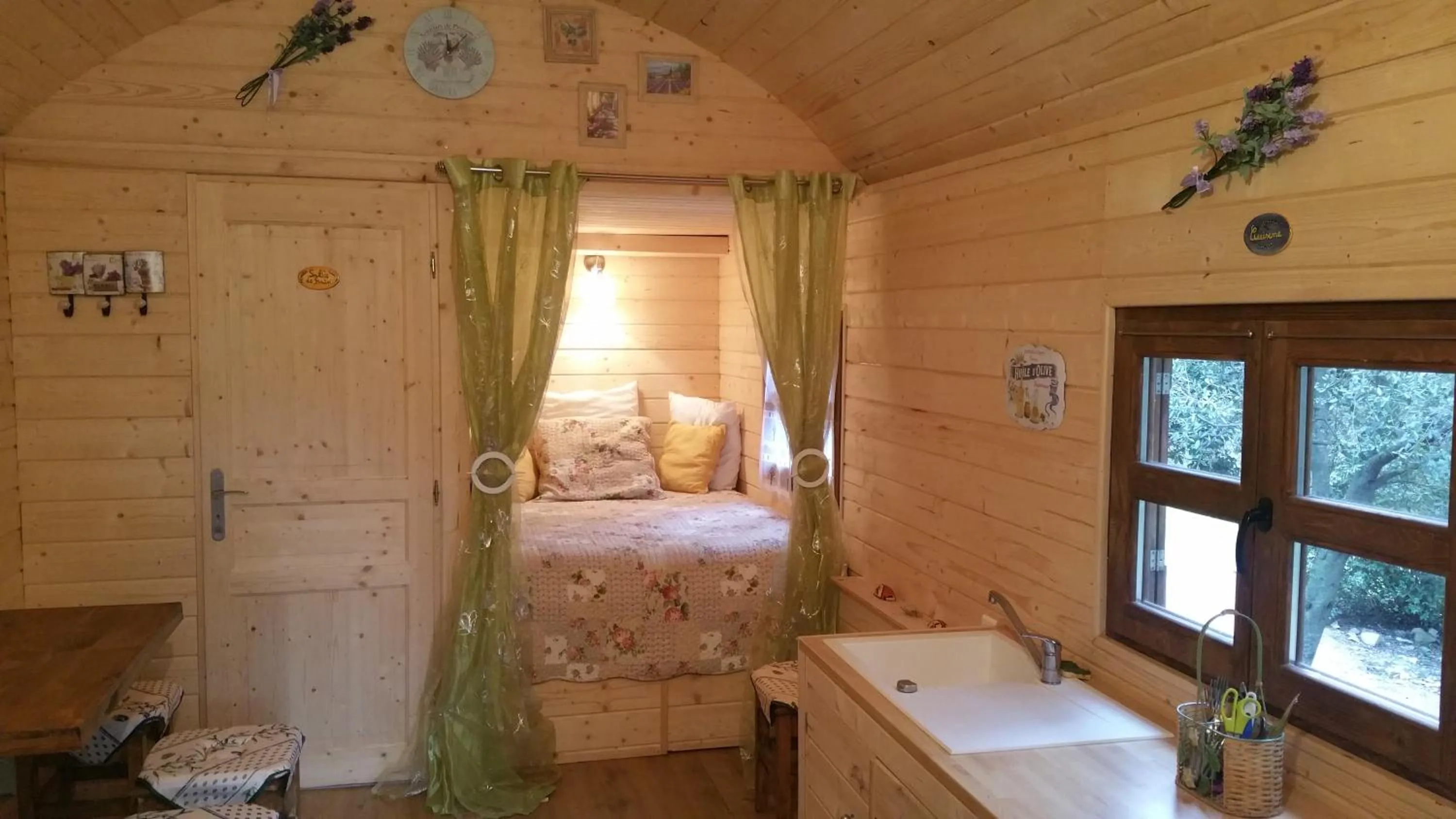 Photo of the whole room, Bed in Les Arbousiers Village Hôtel Provençal