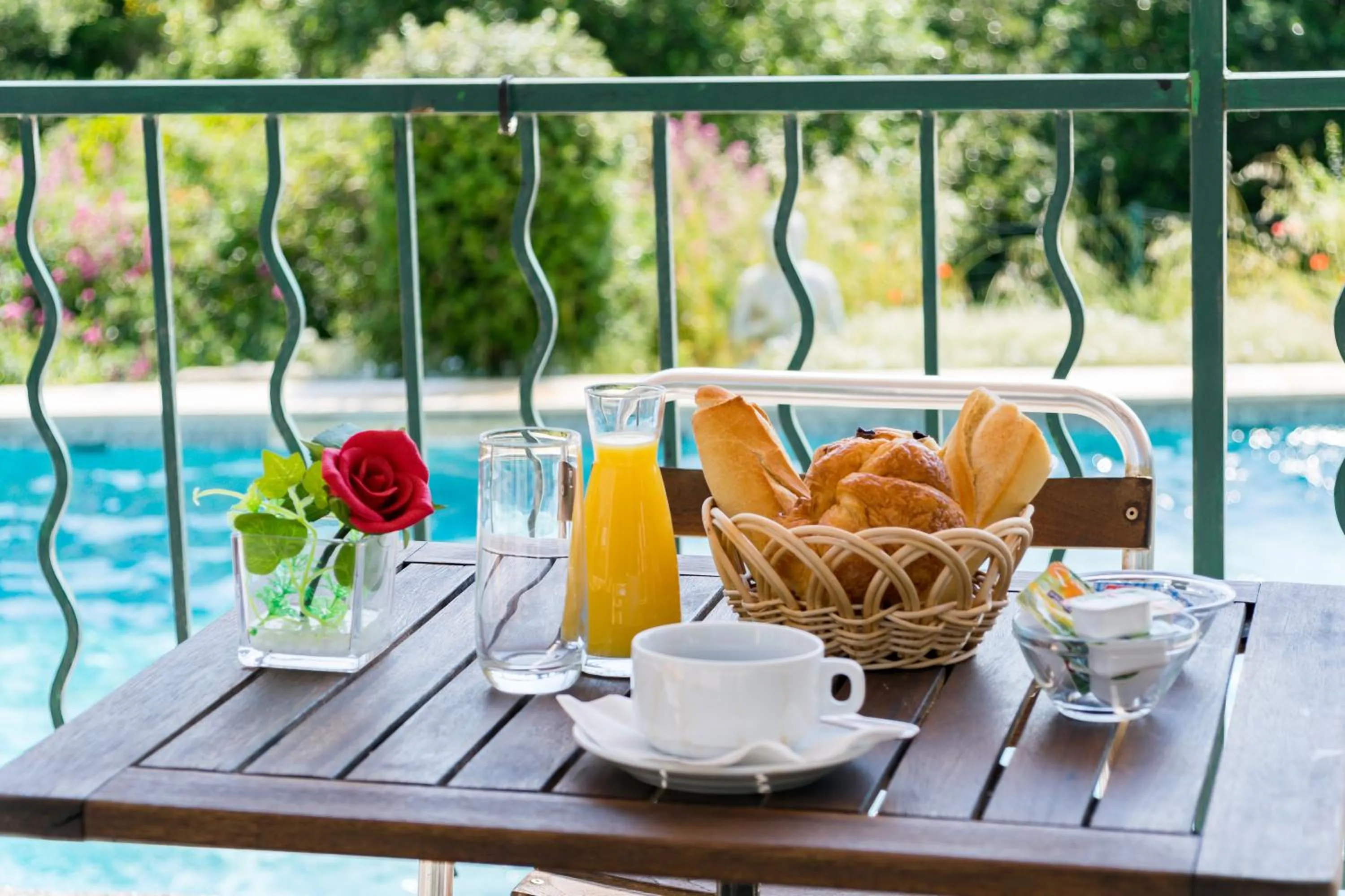 Pool view in Les Arbousiers Village Hôtel Provençal