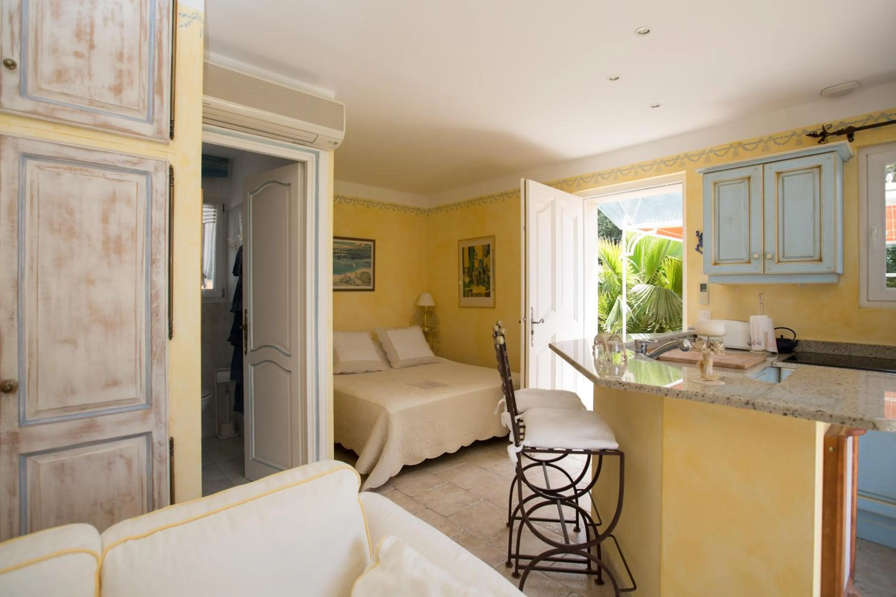 Photo of the whole room, Bed in La Tarentane