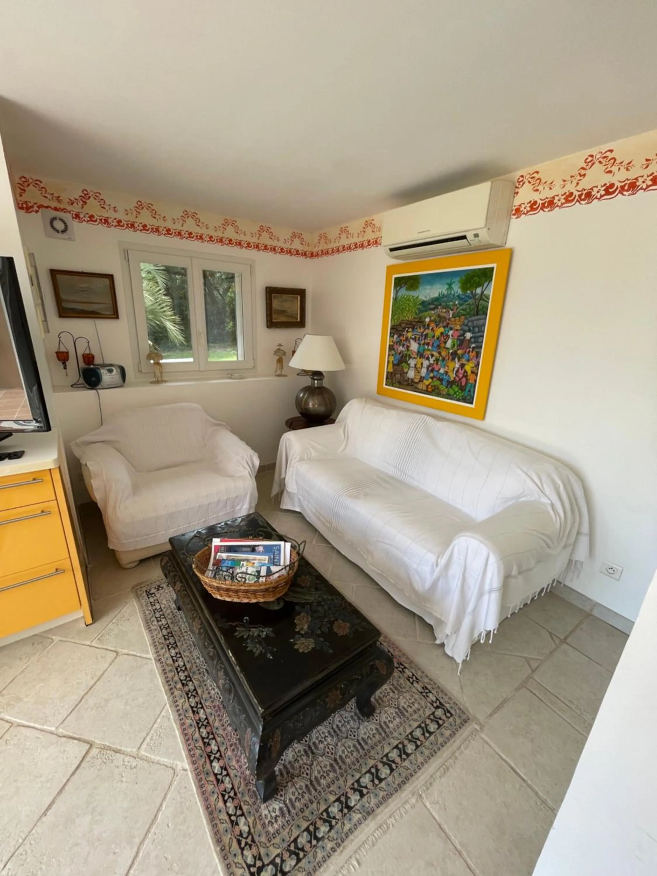 Living room in La Tarentane