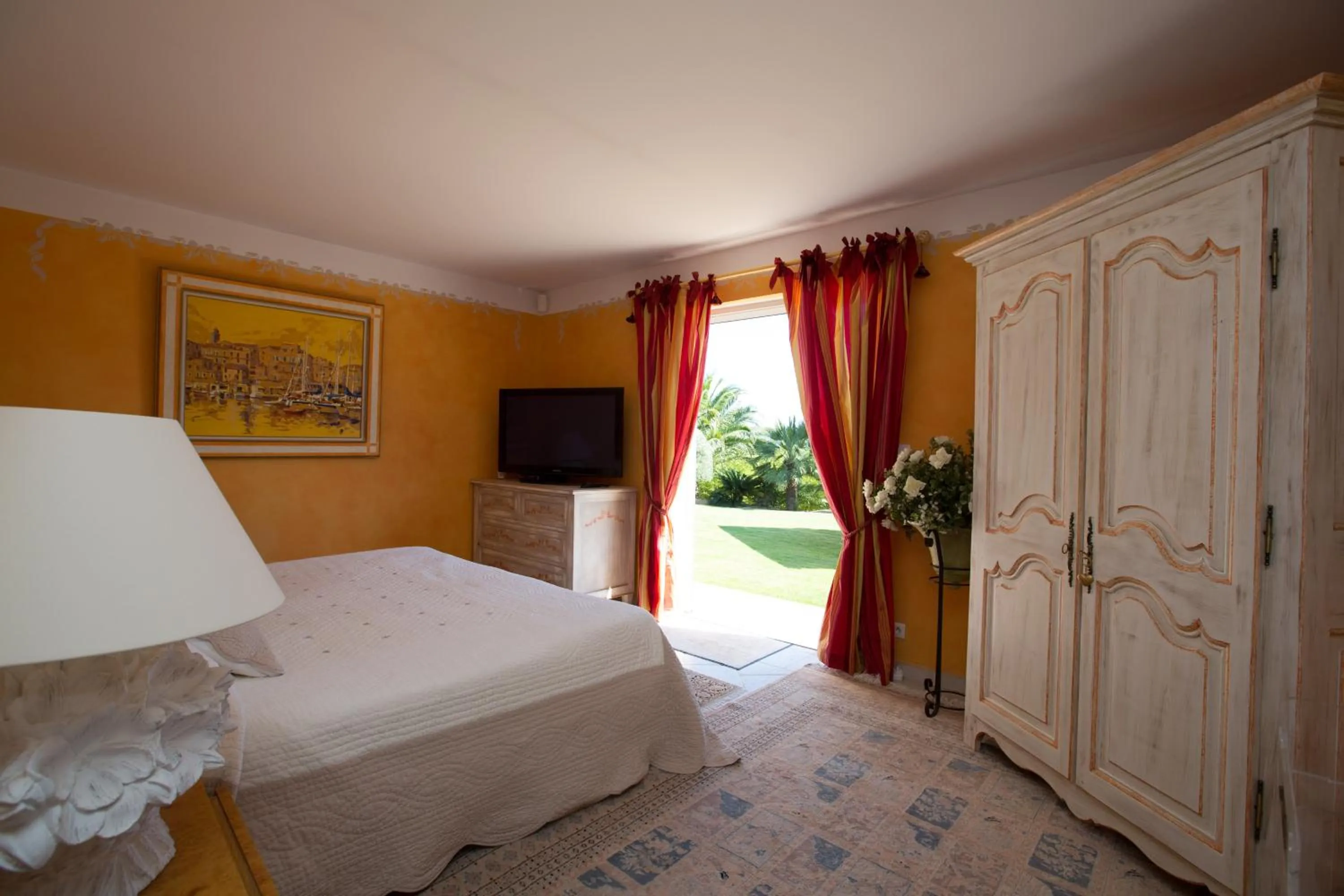 Photo of the whole room, Bed in La Tarentane