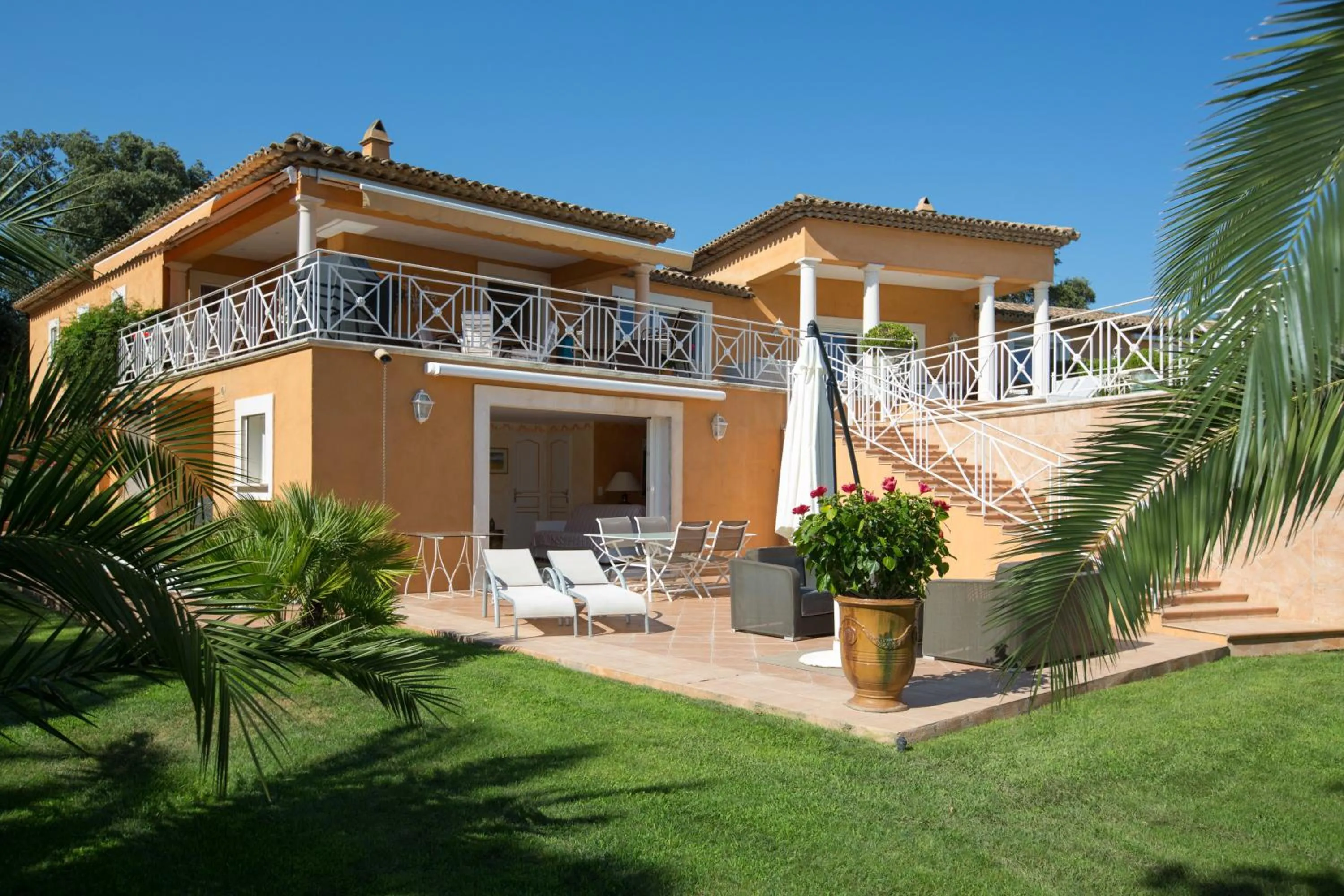 Photo of the whole room in La Tarentane