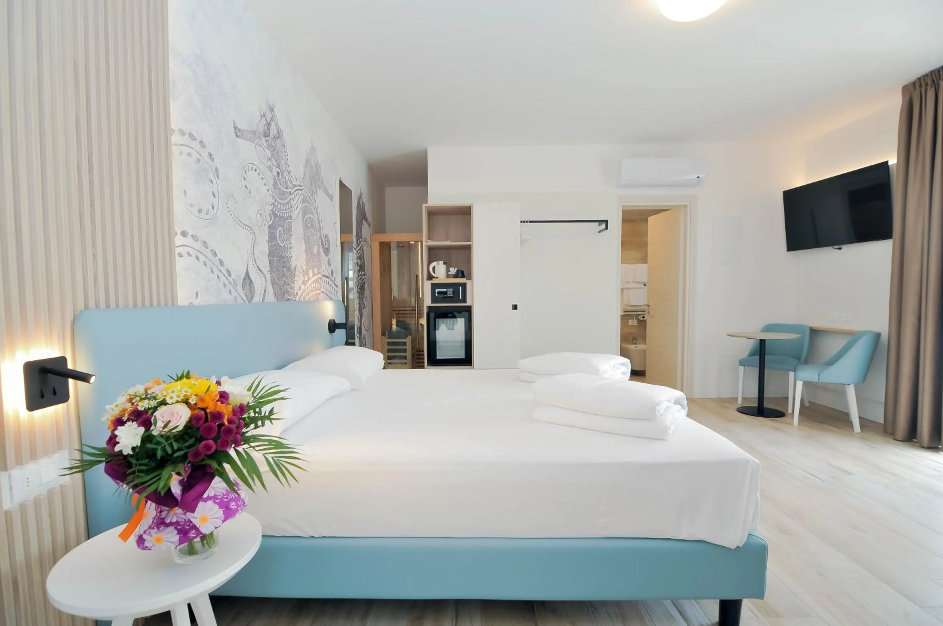 Communal lounge/ TV room in Marina Palace Hotel 4 stelle S