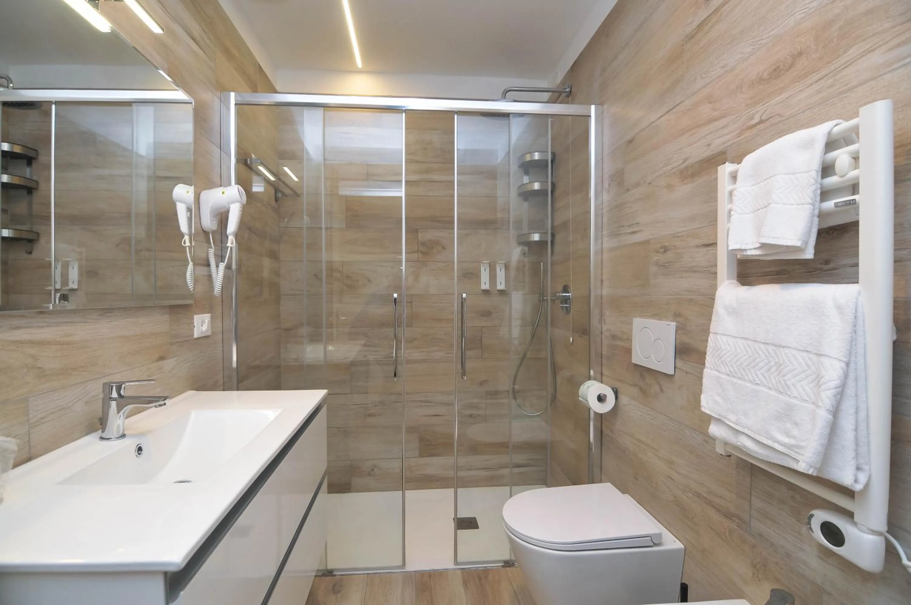 Shower in Marina Palace Hotel 4 stelle S