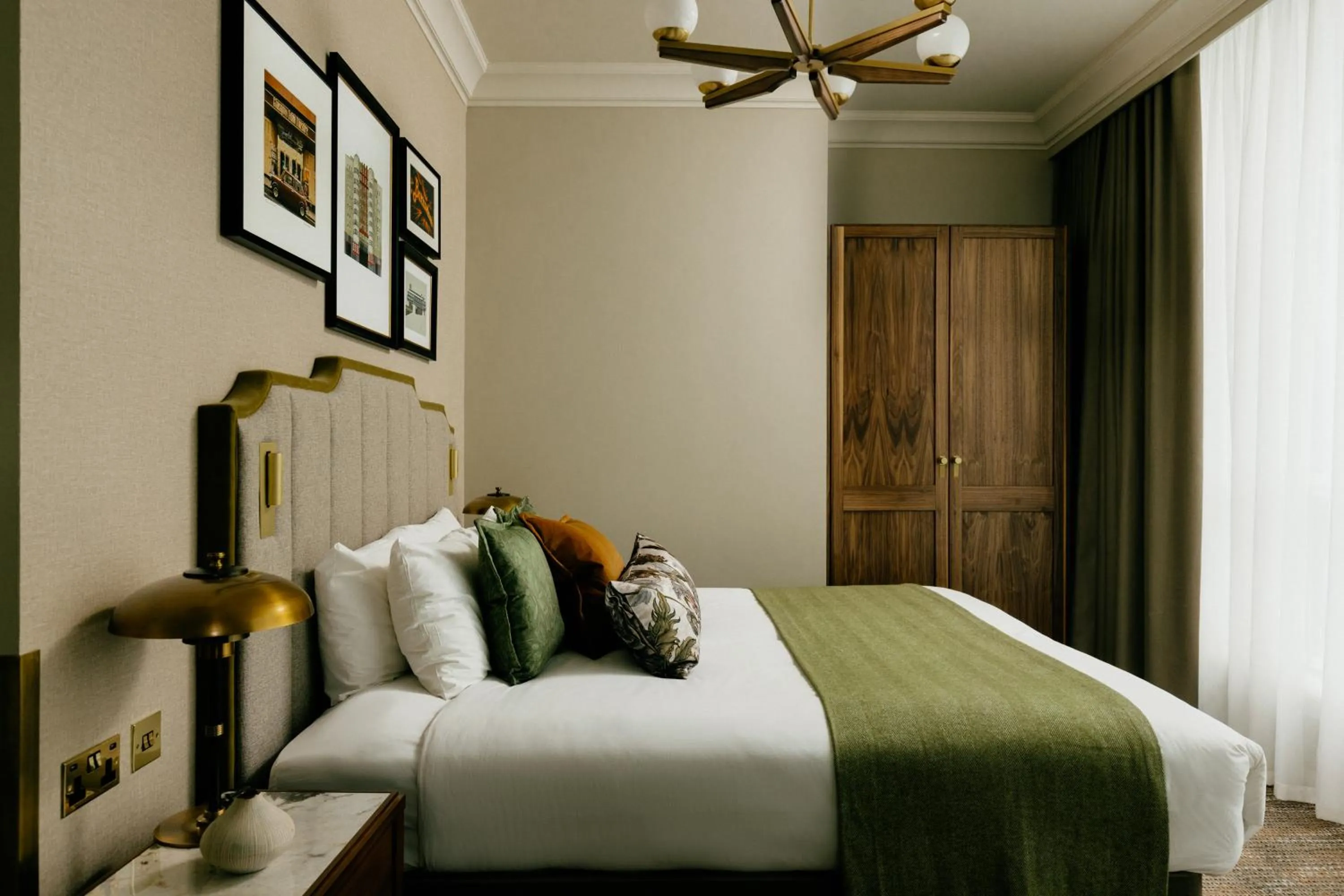 Bedroom, Bed in Native Glasgow