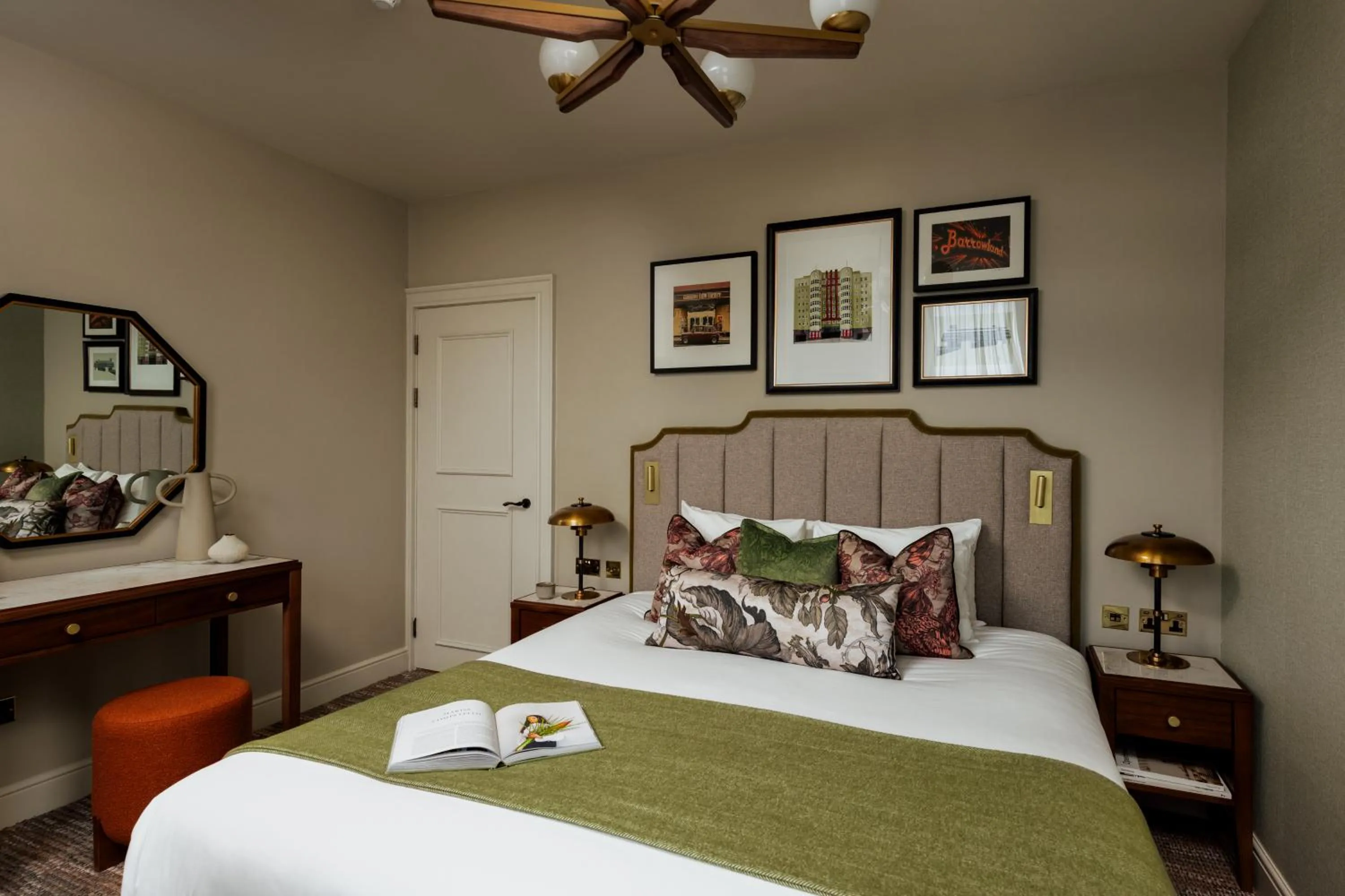 Bedroom, Bed in Native Glasgow