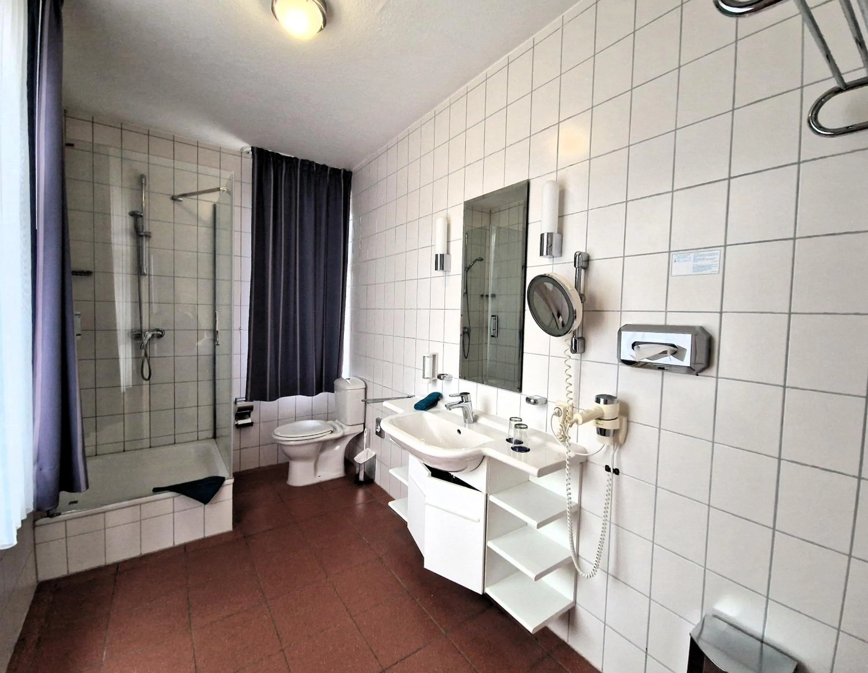 Bathroom in Hotel Fährhaus Niederkleveez