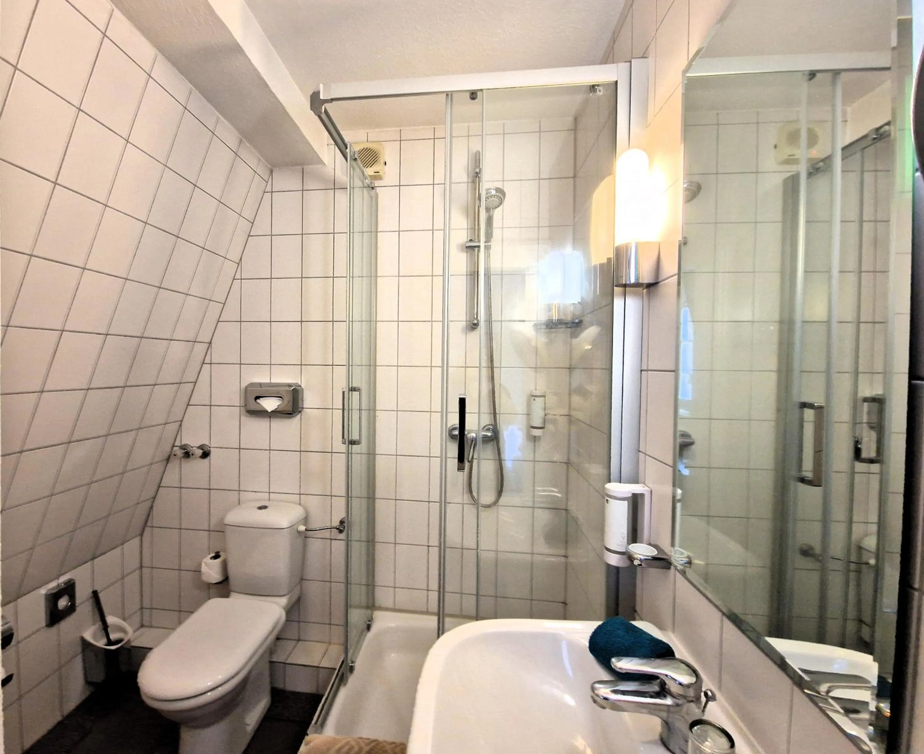 Bathroom in Hotel Fährhaus Niederkleveez