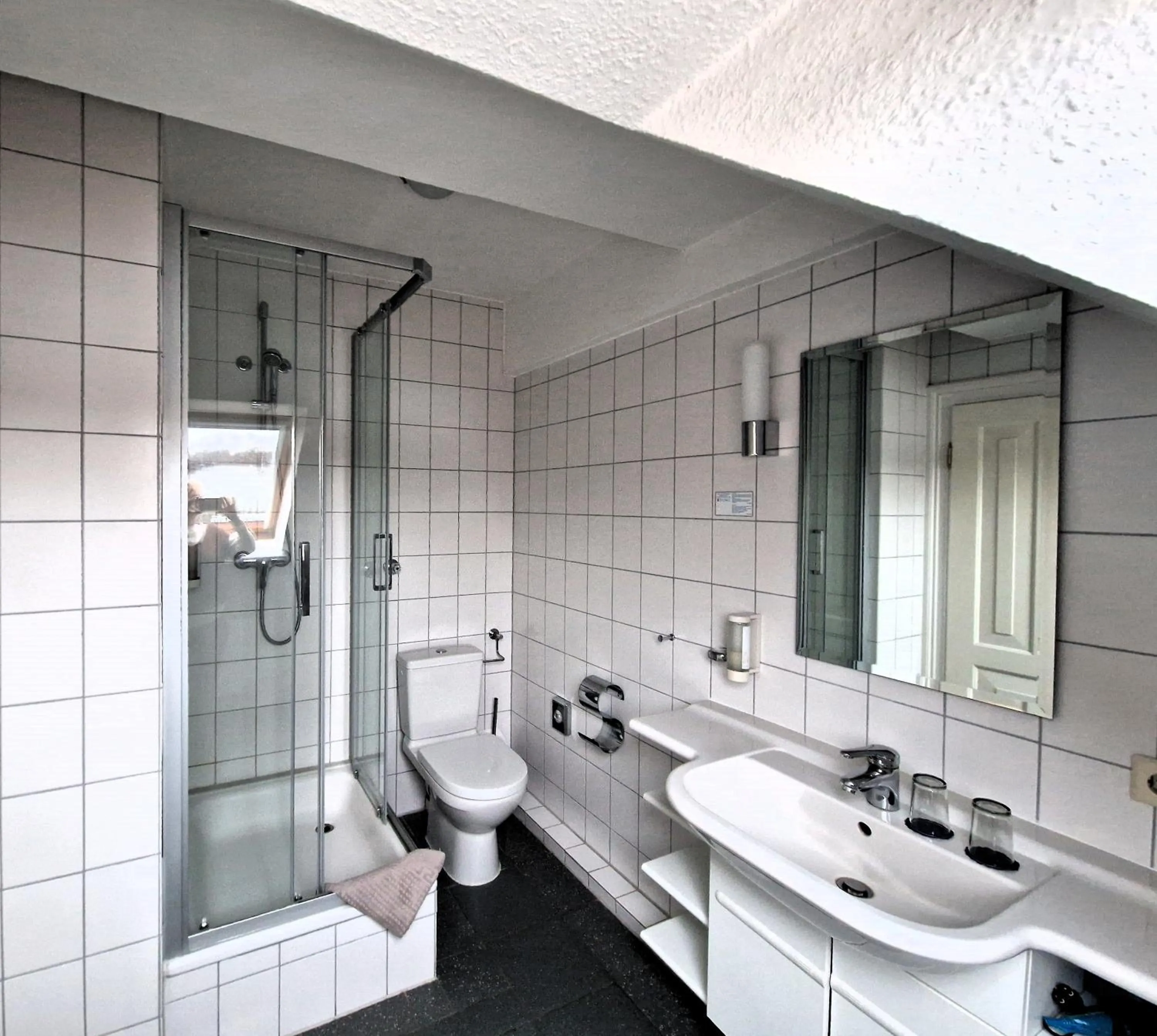 Bathroom in Hotel Fährhaus Niederkleveez