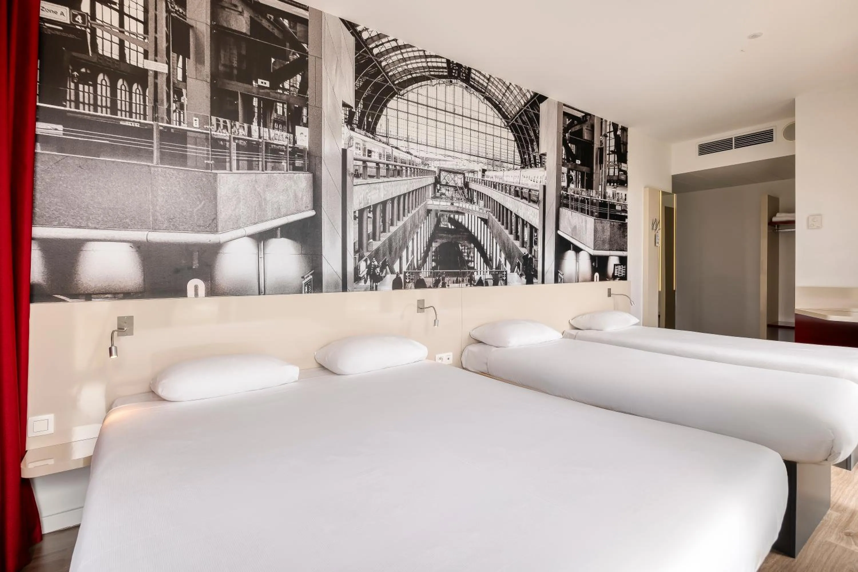 Photo of the whole room, Bed in B&B HOTEL Antwerpen Zuid