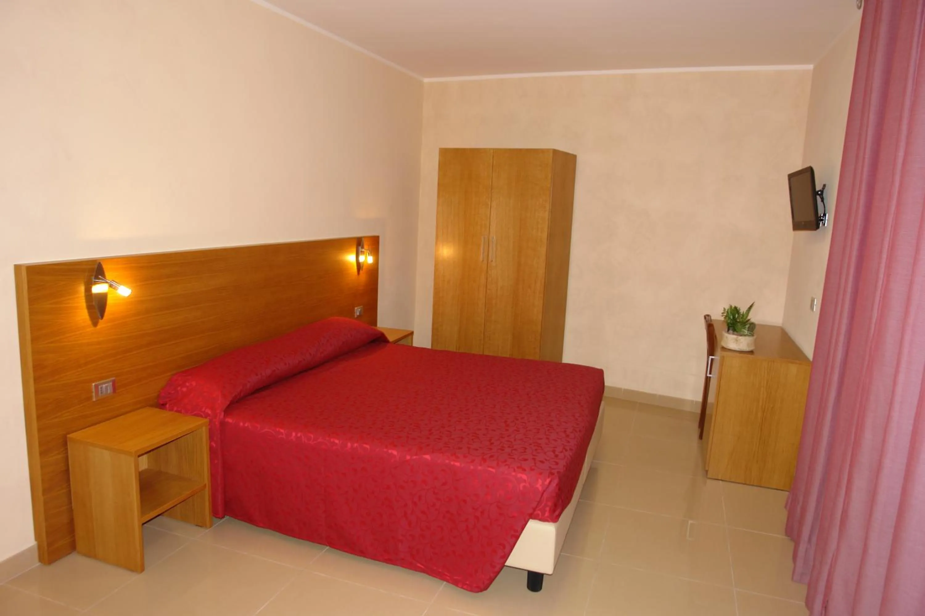 Photo of the whole room, Bed in Hotel Corona