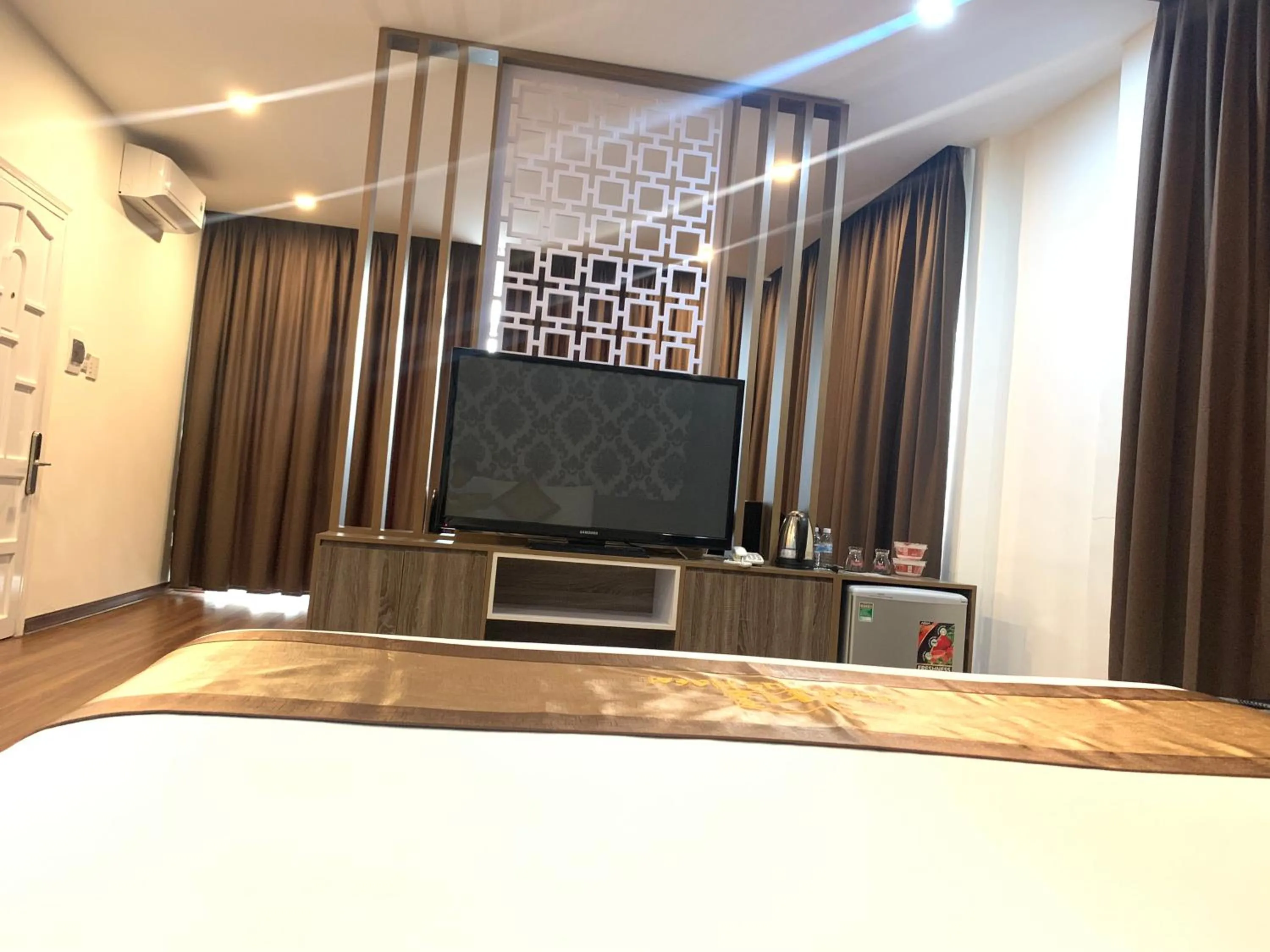 Communal lounge/ TV room in Nice Hue Hotel