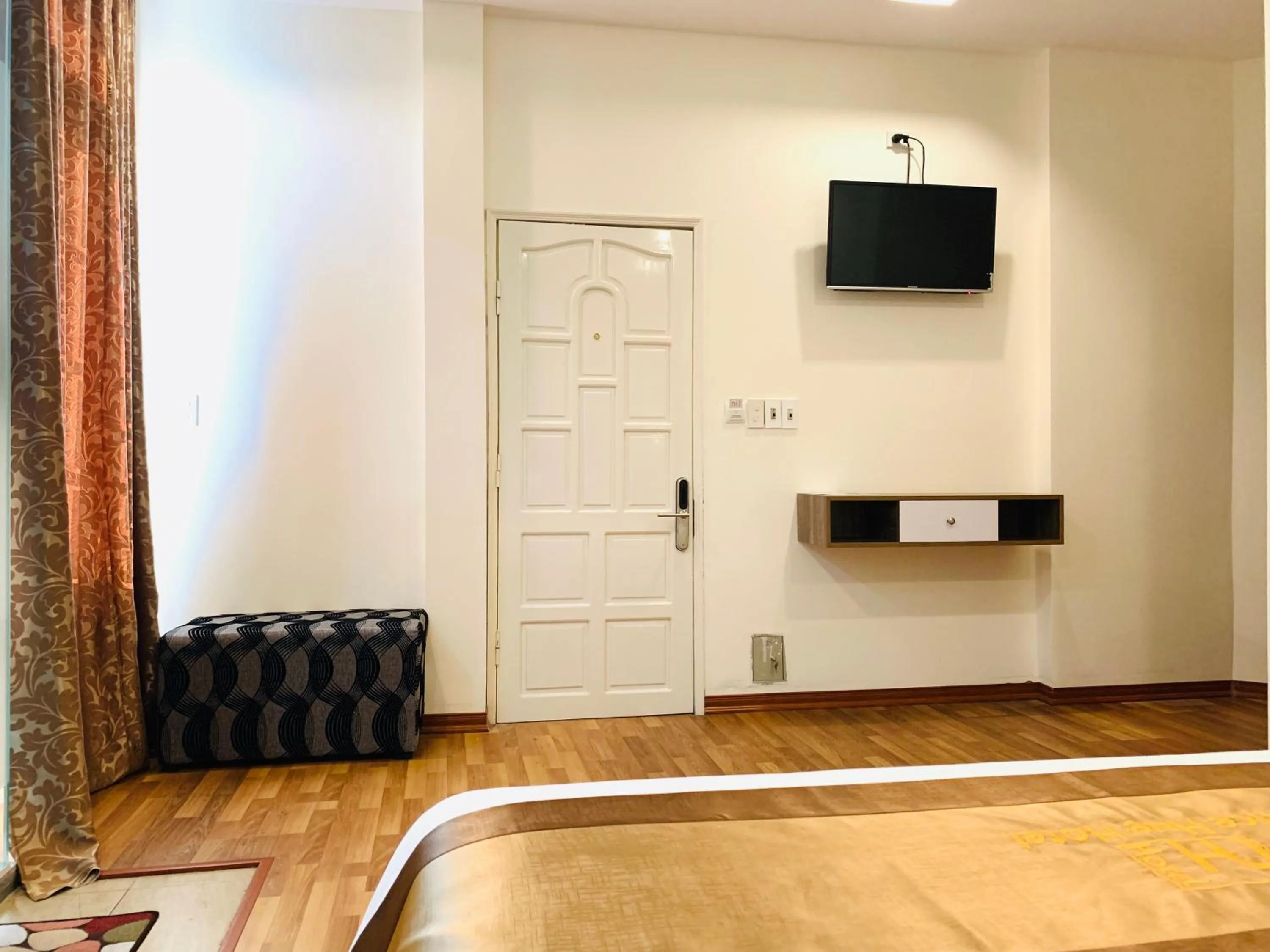 Photo of the whole room, Bed in Nice Hue Hotel